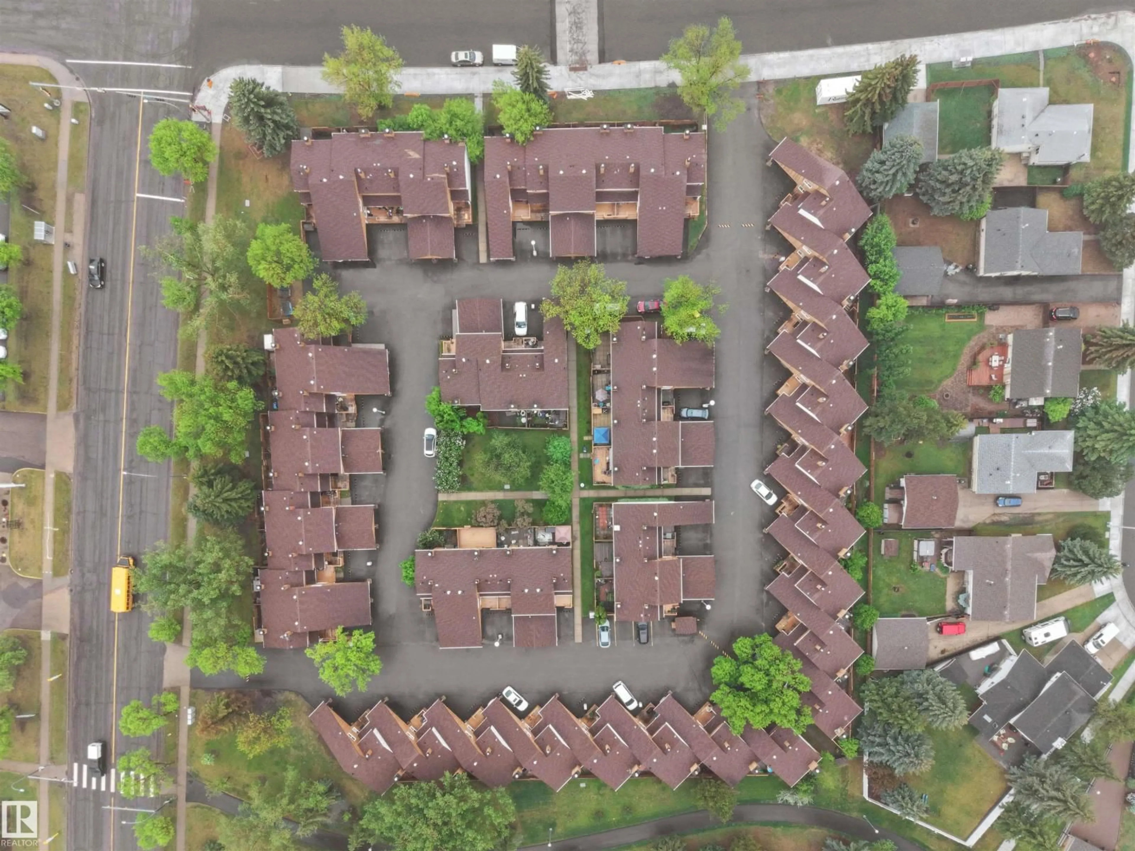 A pic from outside/outdoor area/front of a property/back of a property/a pic from drone, street for 6096 MILL WOODS RD, Edmonton Alberta T6L1N5