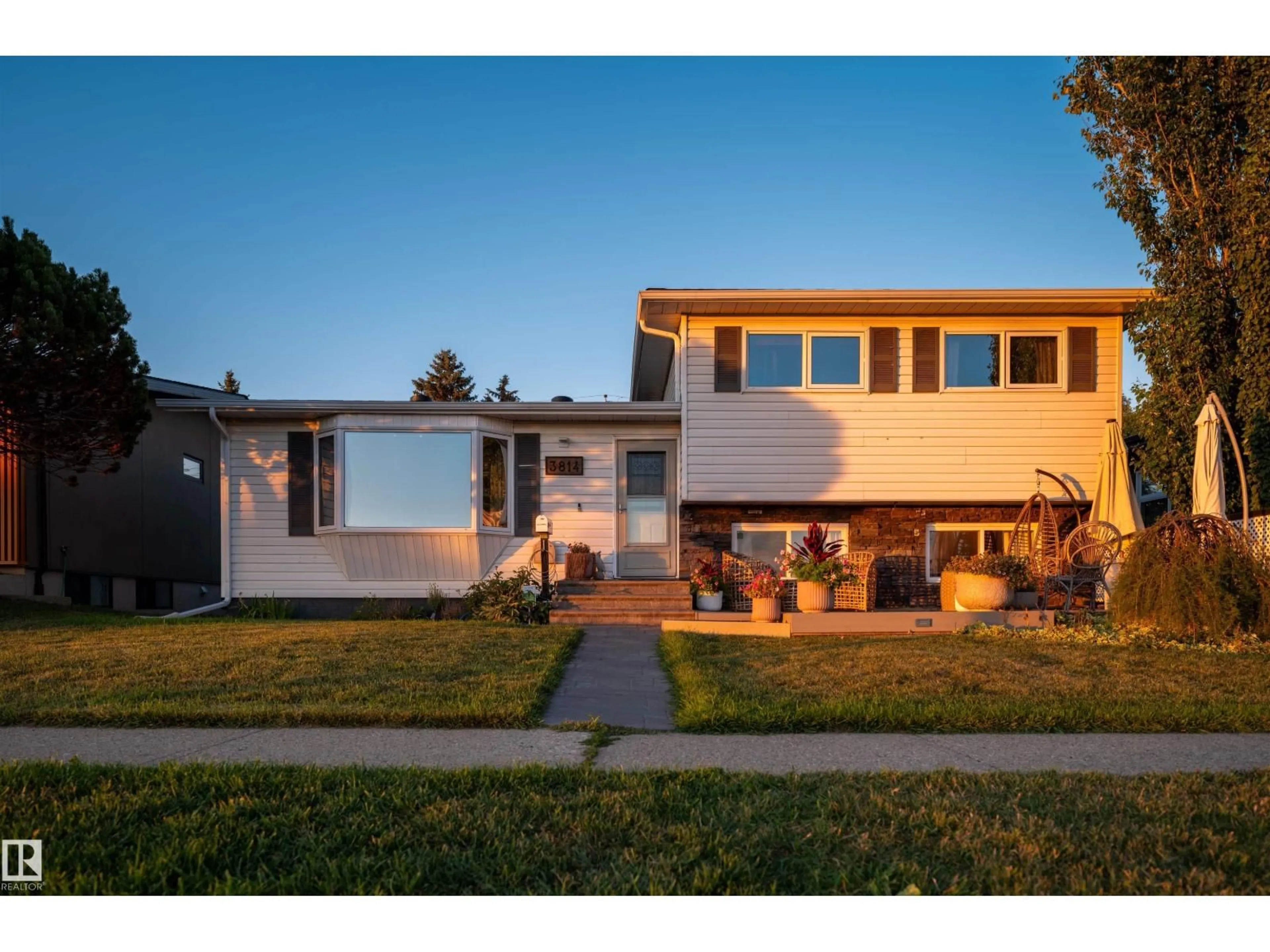 Home with vinyl exterior material, street for 3814 ADA BV, Edmonton Alberta T5W4M4