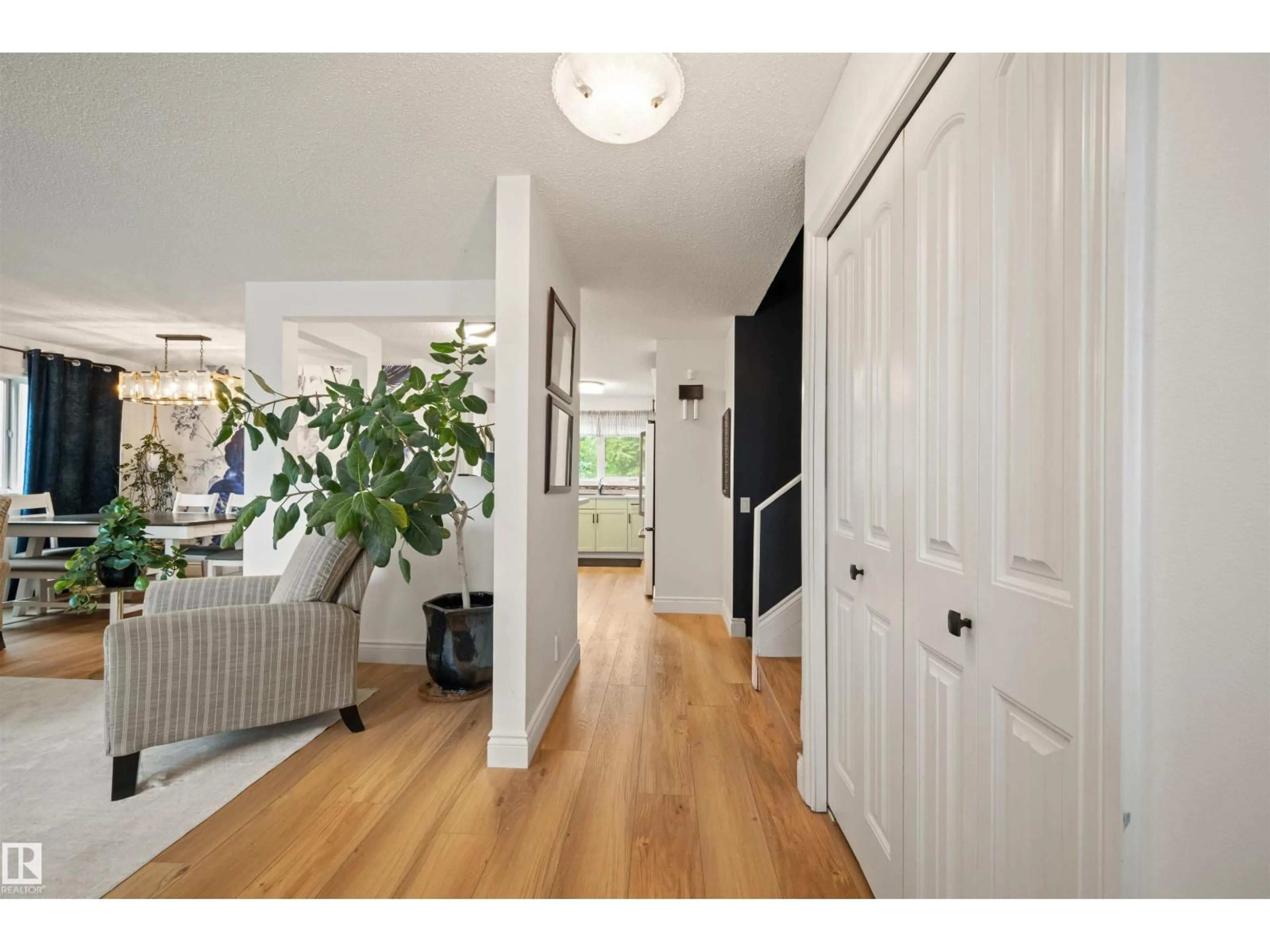 Indoor entryway for 3814 ADA BV, Edmonton Alberta T5W4M4