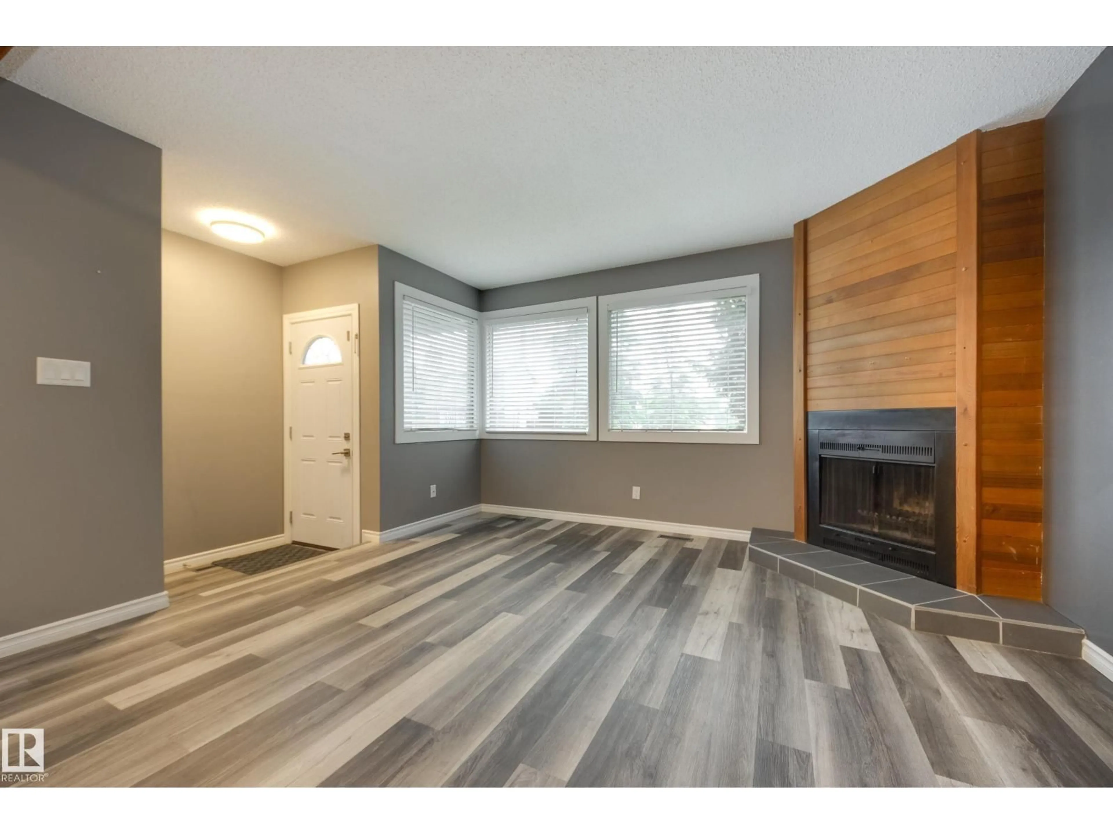 Unknown for 3526 42 AV, Edmonton Alberta T6L5C8