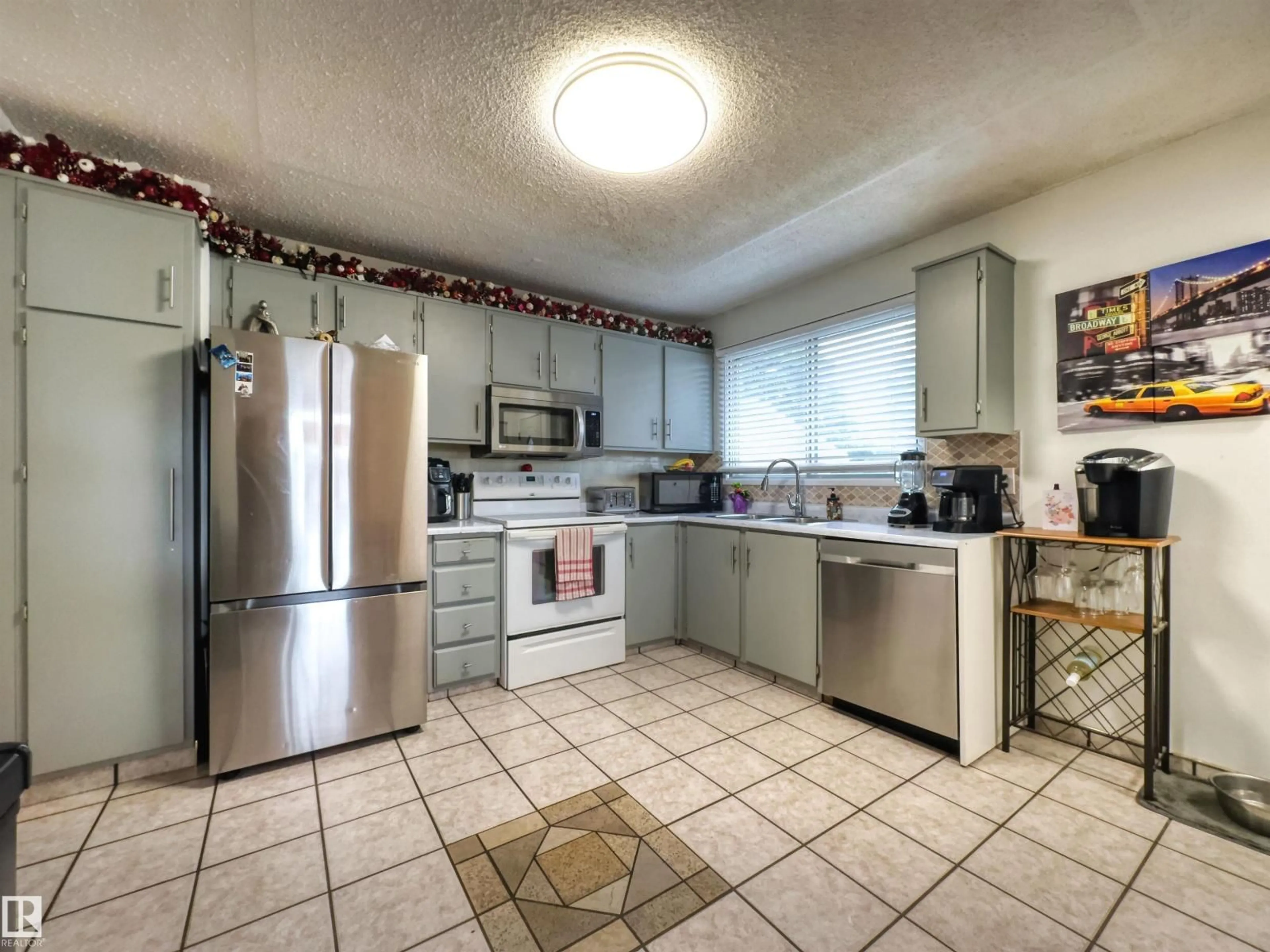 Standard kitchen, unknown for 4721 45 ST, Gibbons Alberta T0A1N0