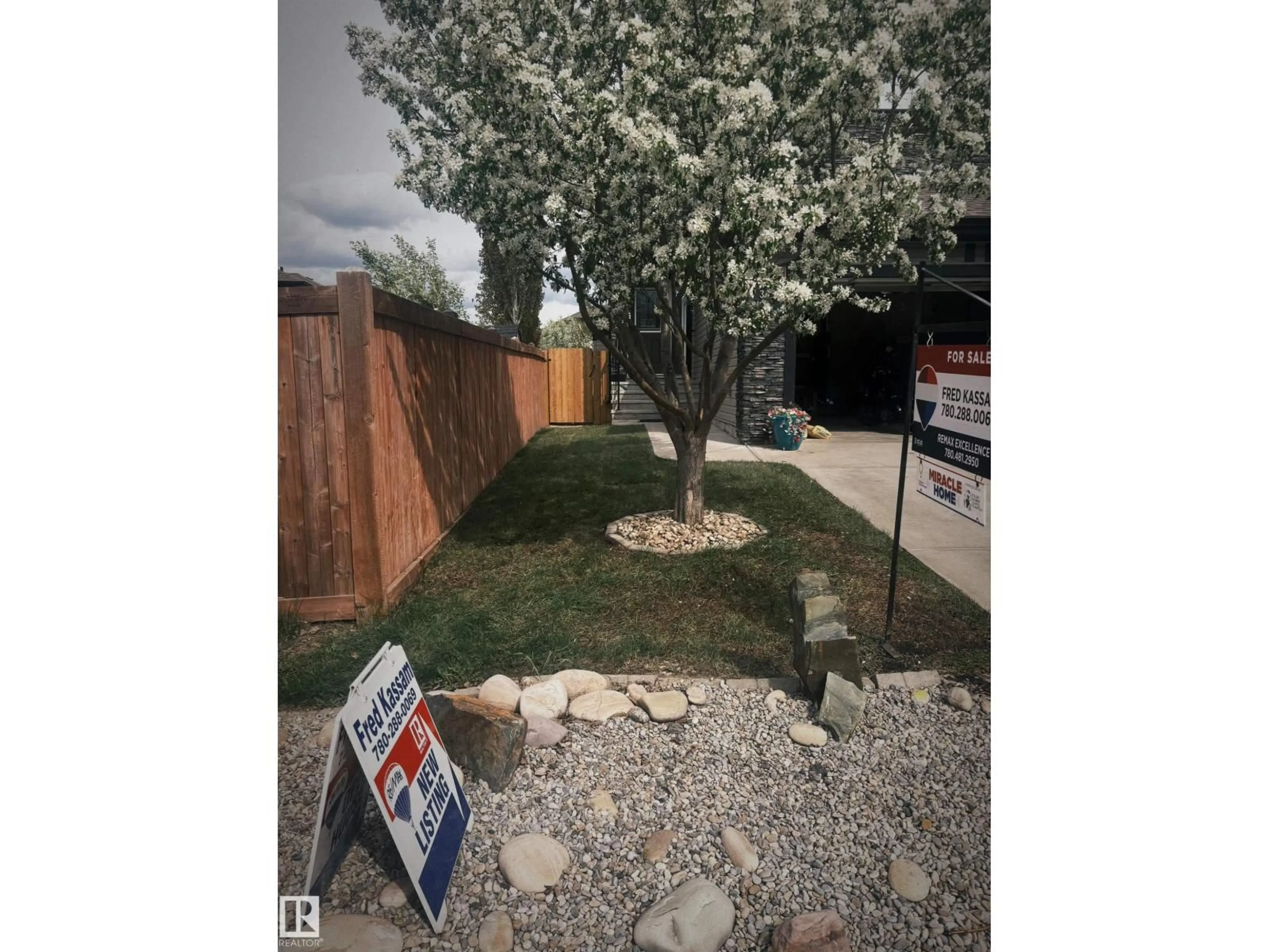 A pic from outside/outdoor area/front of a property/back of a property/a pic from drone, street for 3356 HILTON CR, Edmonton Alberta T6M0N5