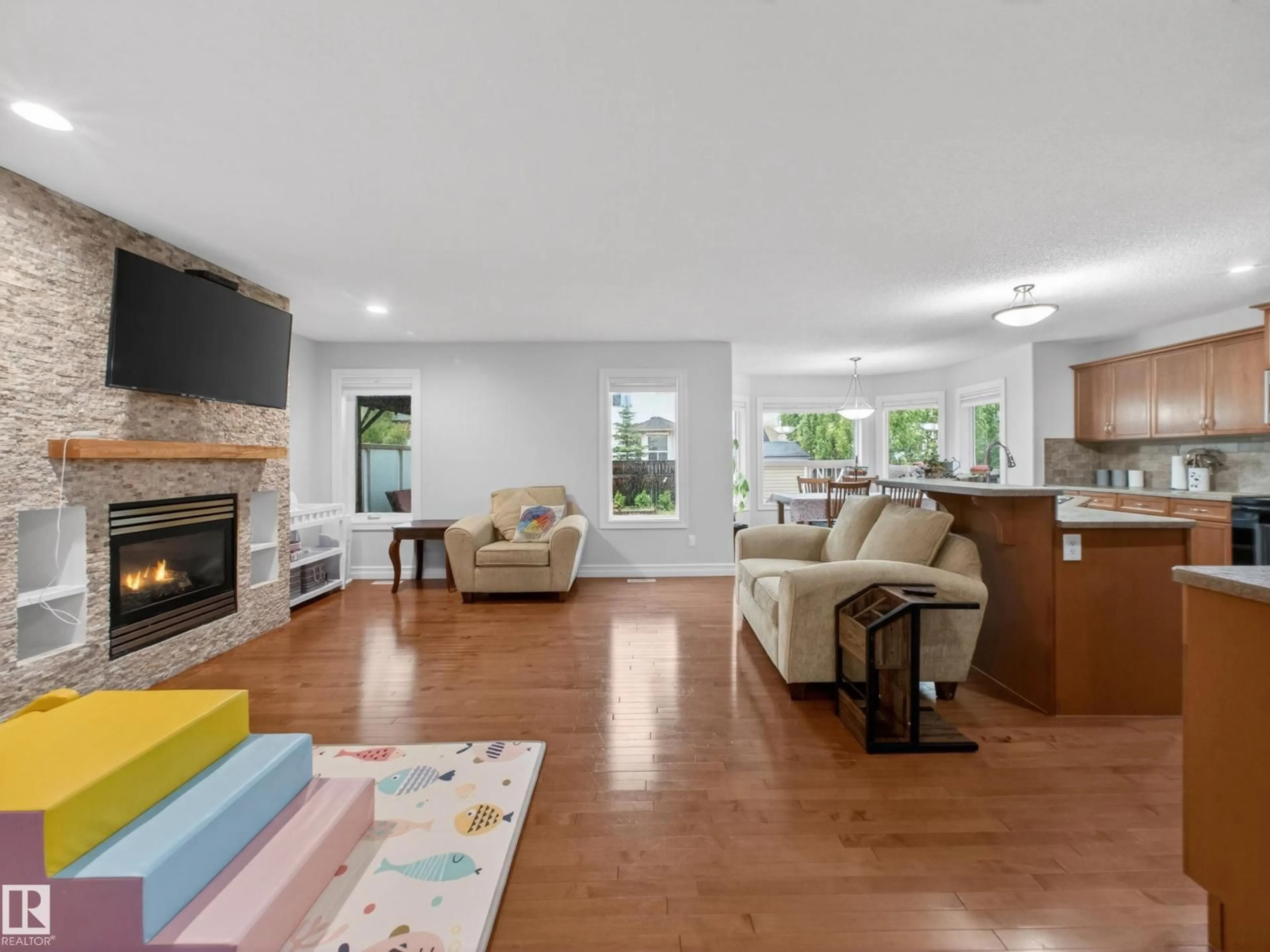 Living room with furniture, unknown for 72 FOXBORO RU, Sherwood Park Alberta T8A6N9