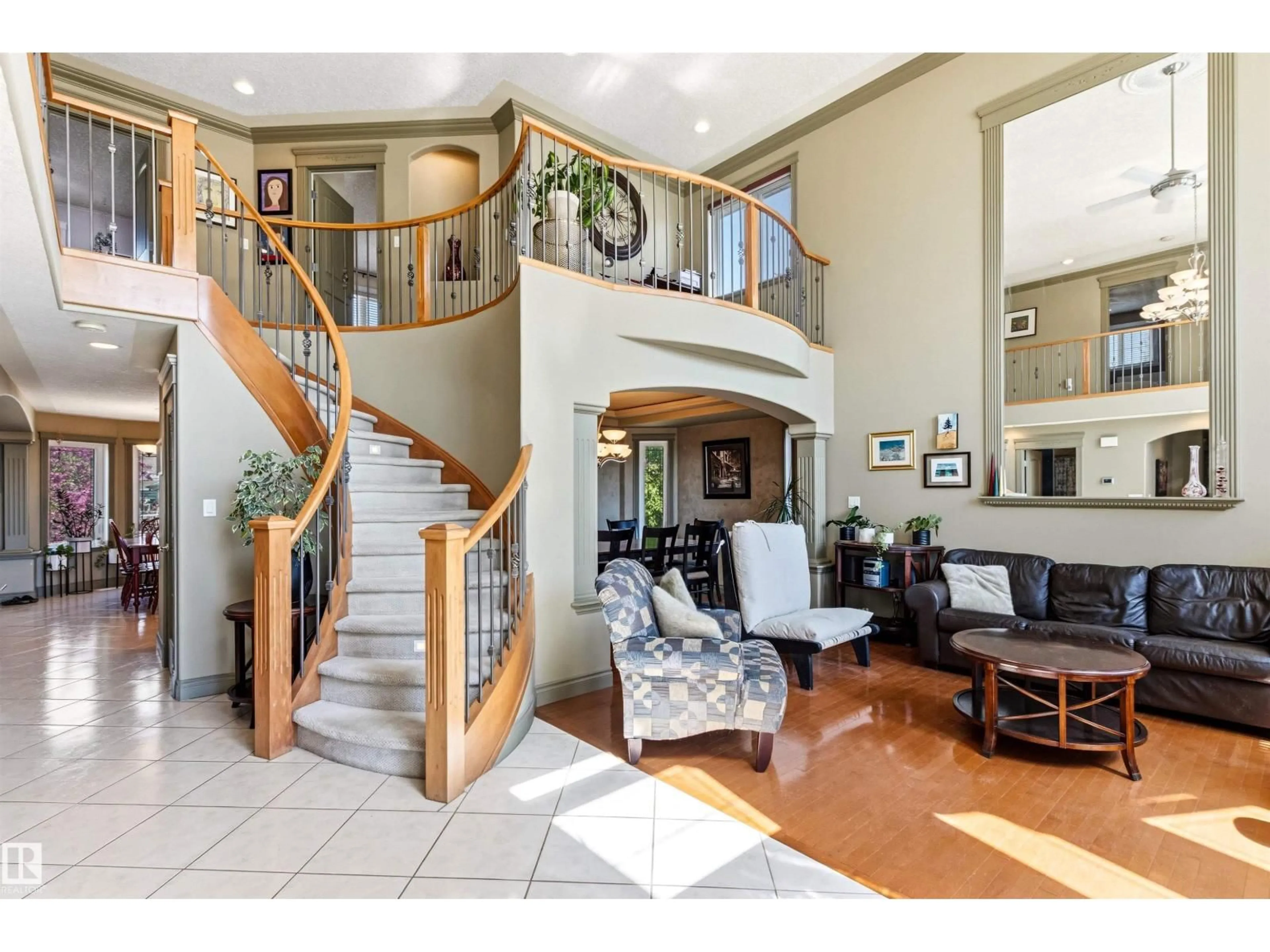 Indoor foyer for SW - 703 107A ST, Edmonton Alberta T6W1G4