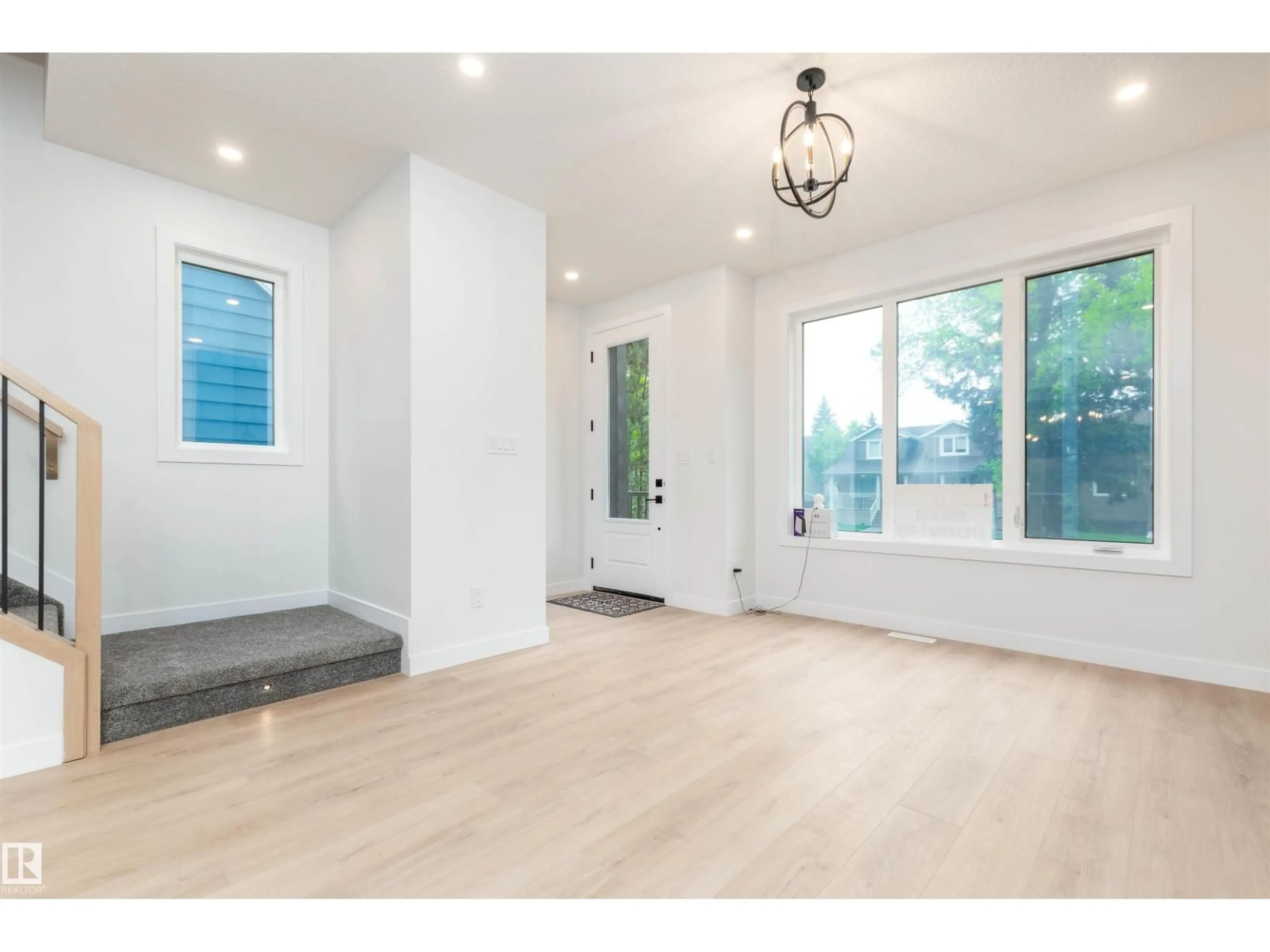 Indoor entryway for NW - 10946 62 AV, Edmonton Alberta T6H1N2