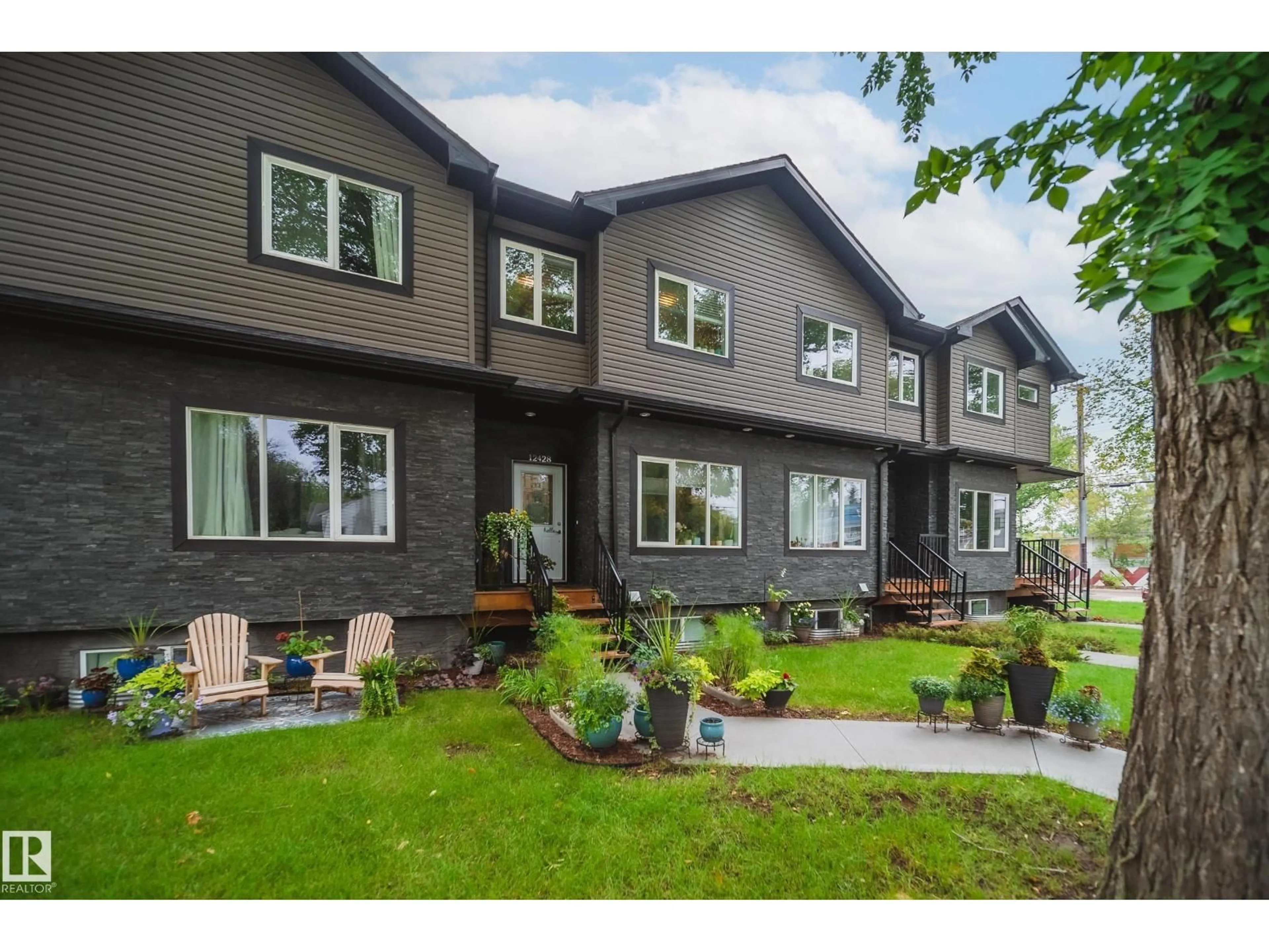 Home with vinyl exterior material, street for 12428 113 AV, Edmonton Alberta T5M2W5