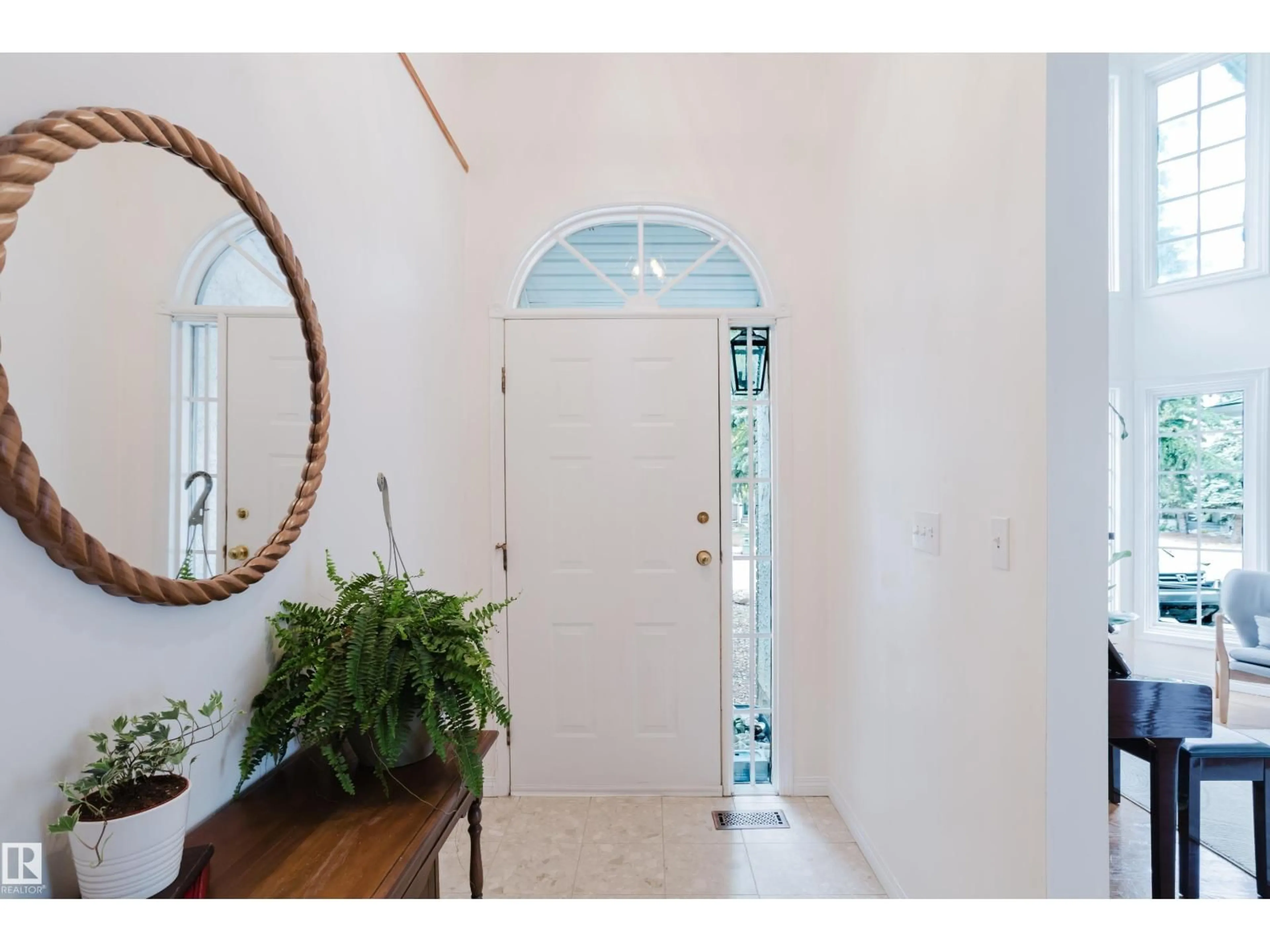 Indoor entryway for 613 HENDERSON ST, Edmonton Alberta T6R1G2