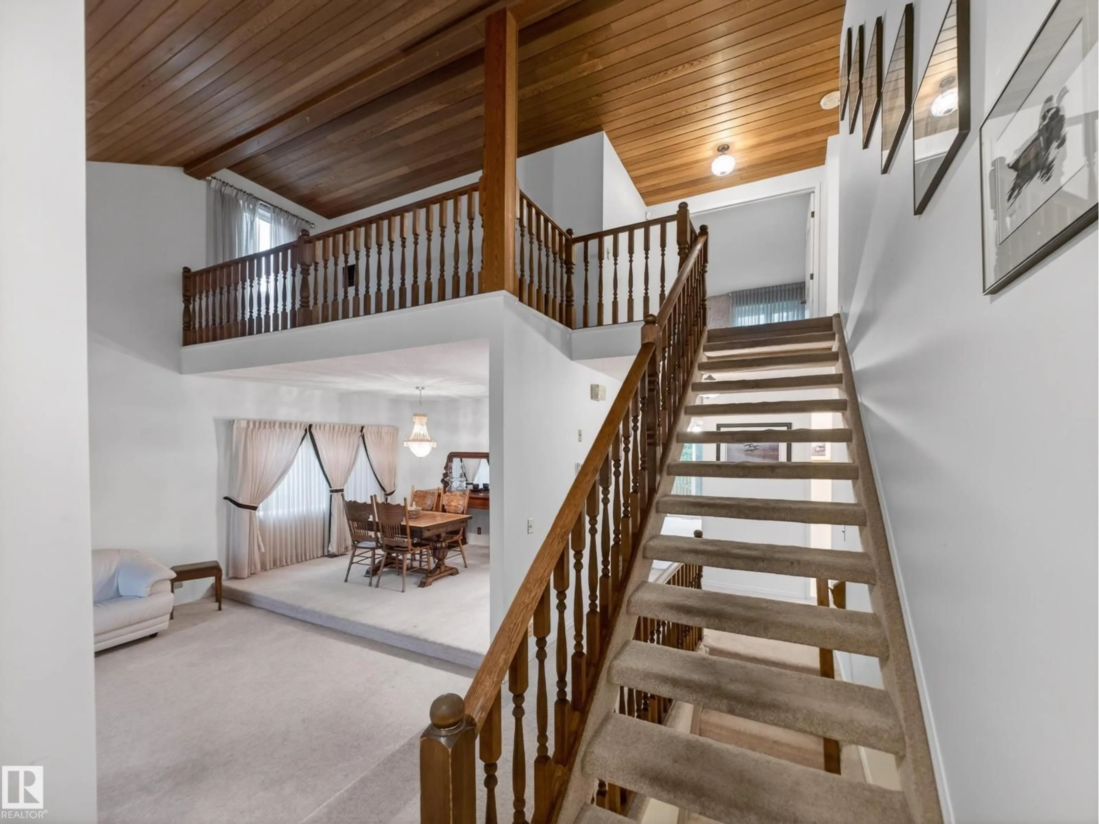 Indoor foyer for 70 WOODSTOCK DR, Sherwood Park Alberta T8A4C3