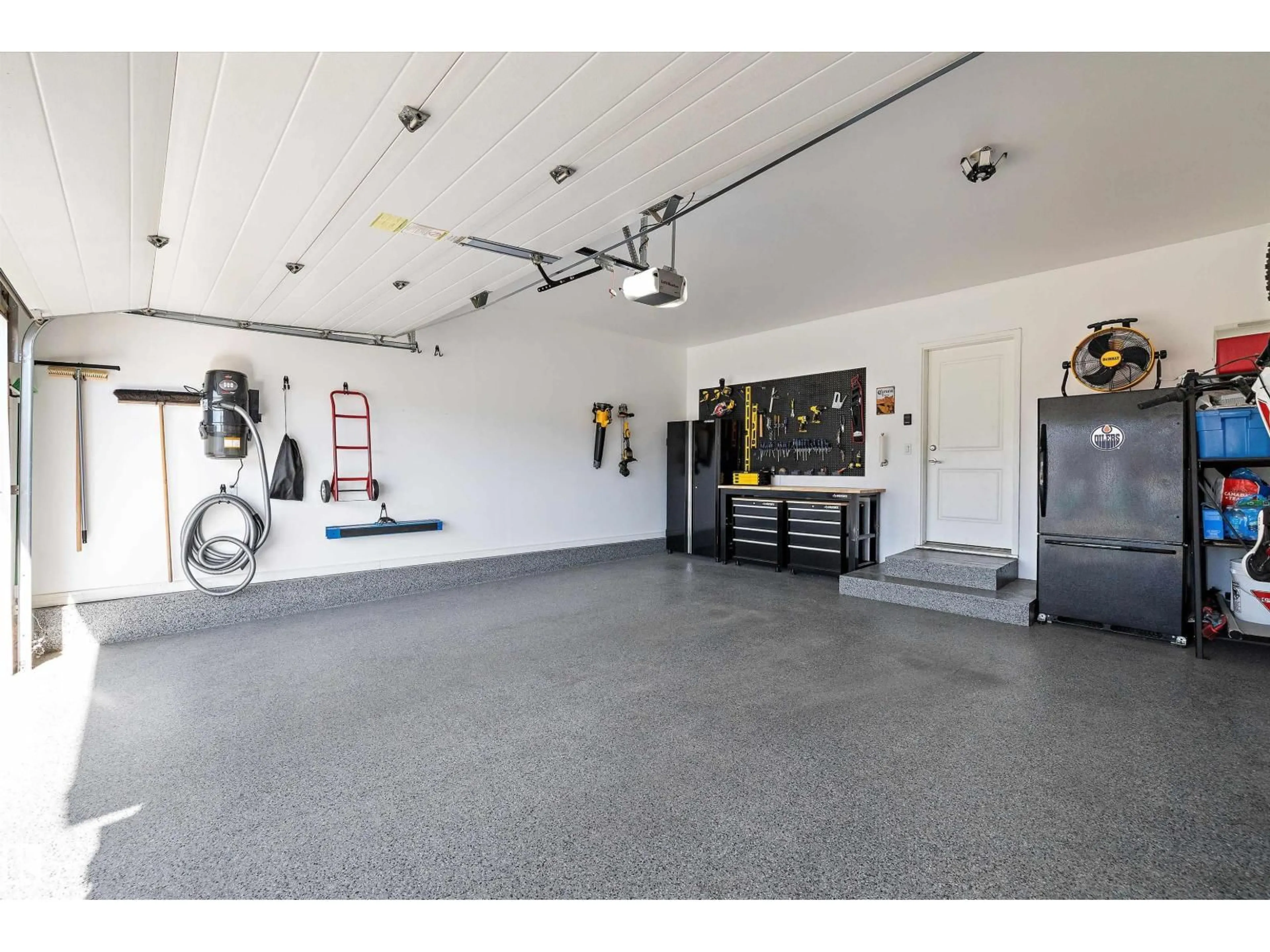 Indoor garage for 17312 126 ST, Edmonton Alberta T5X0J9
