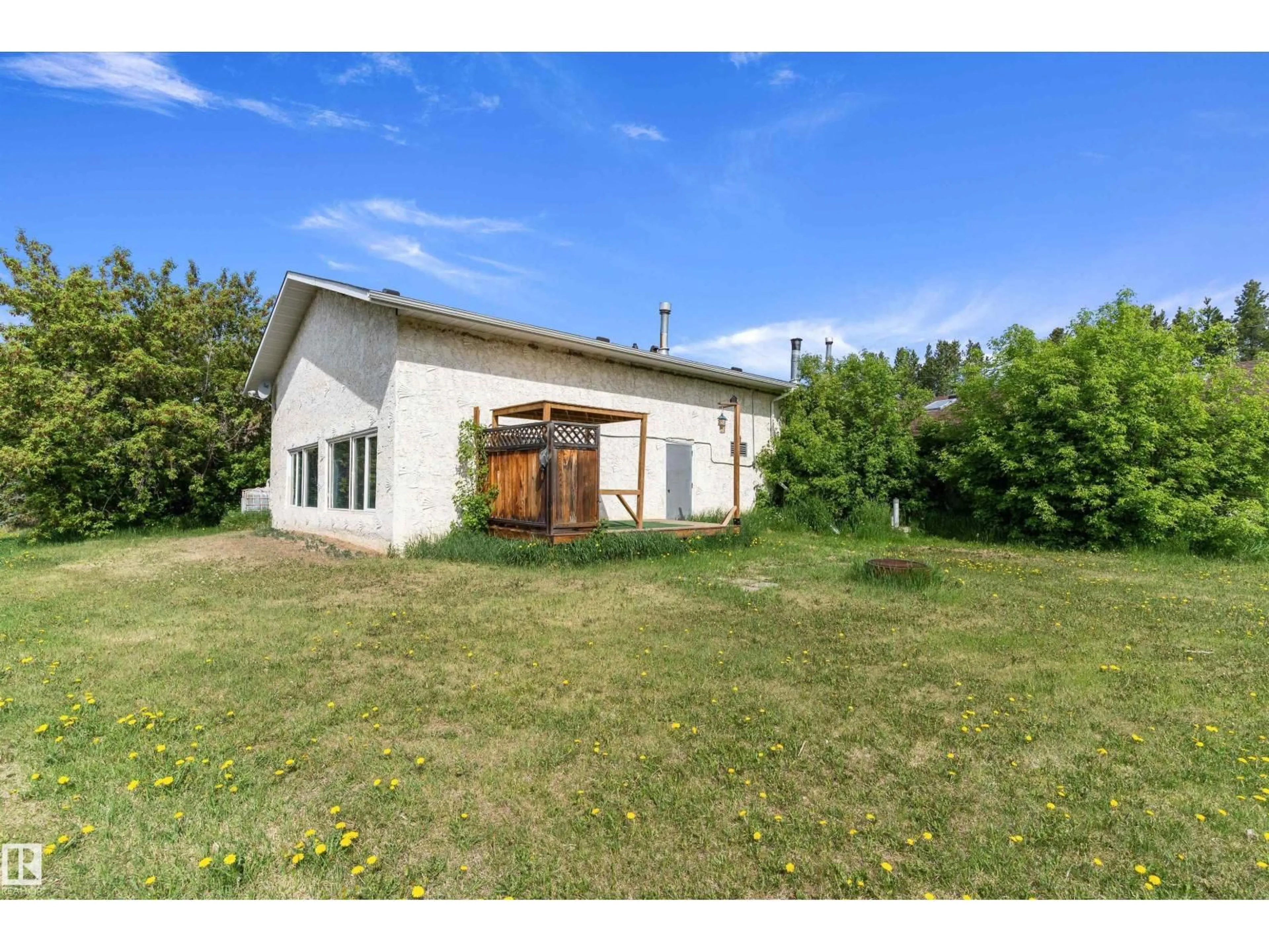 A pic from outside/outdoor area/front of a property/back of a property/a pic from drone, building for 20415 QUADRANT AVE, Edmonton Alberta T6M2N8