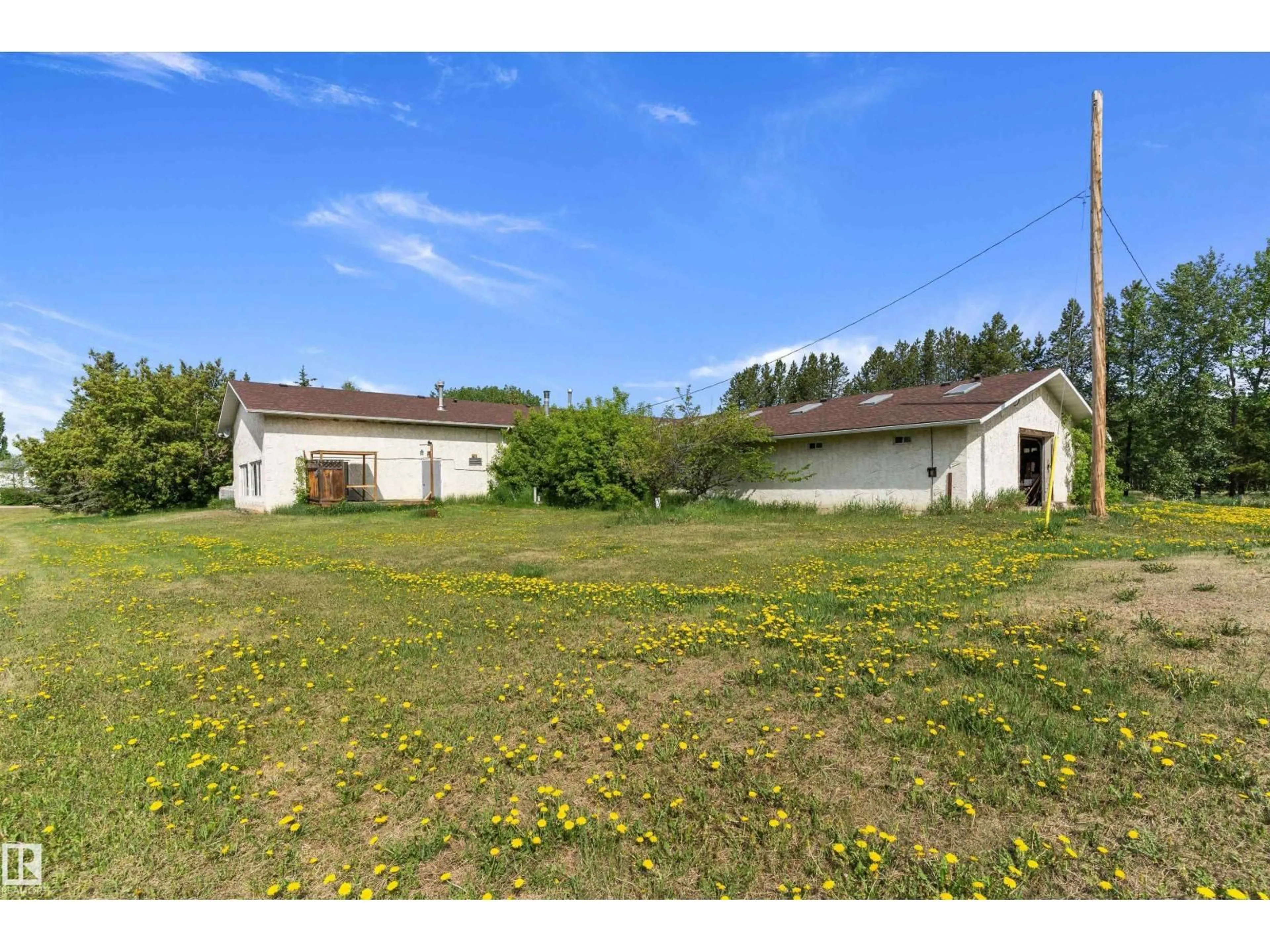 A pic from outside/outdoor area/front of a property/back of a property/a pic from drone, building for 20415 QUADRANT AVE, Edmonton Alberta T6M2N8