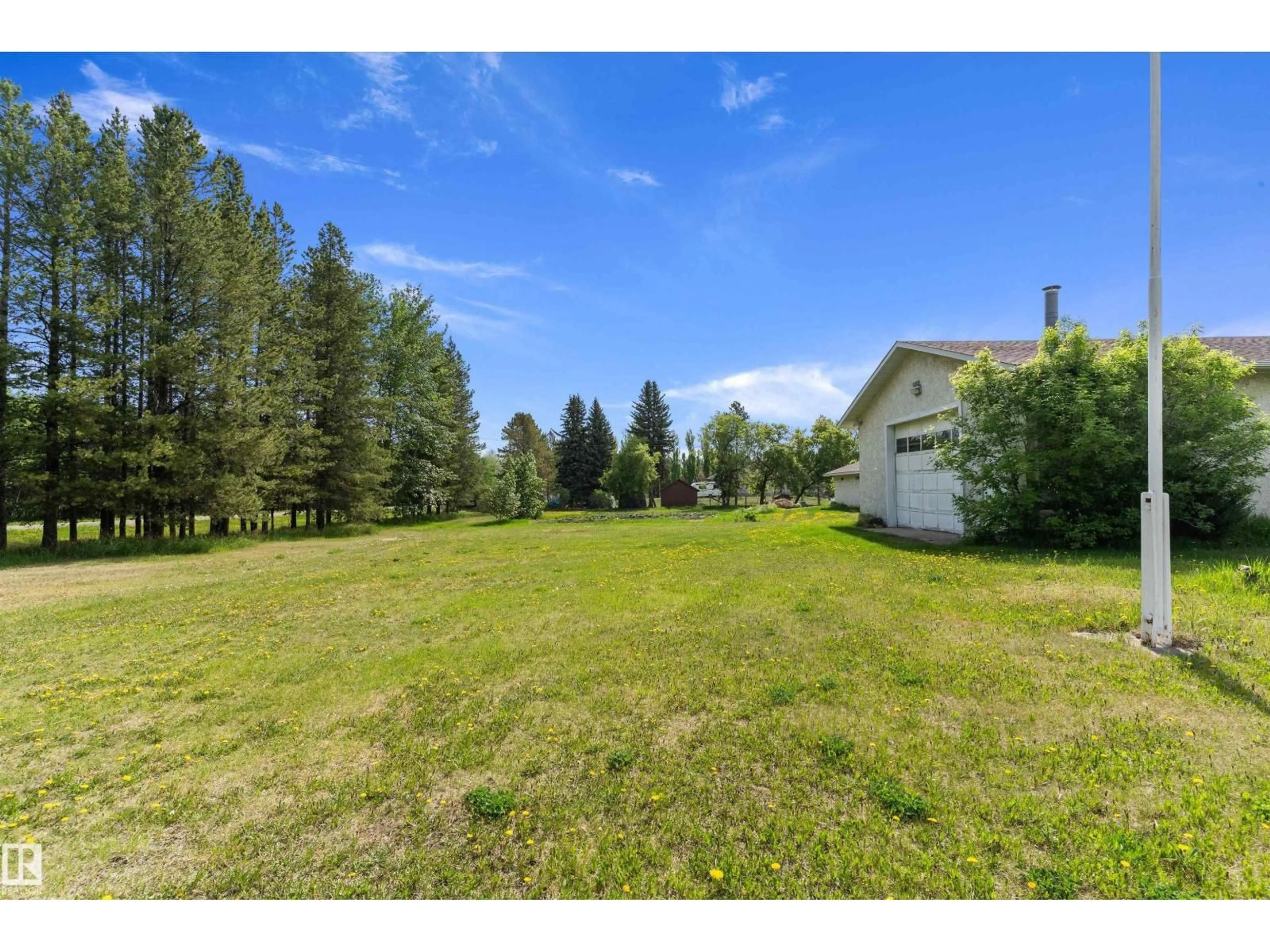 A pic from outside/outdoor area/front of a property/back of a property/a pic from drone, unknown for 20415 QUADRANT AVE, Edmonton Alberta T6M2N8