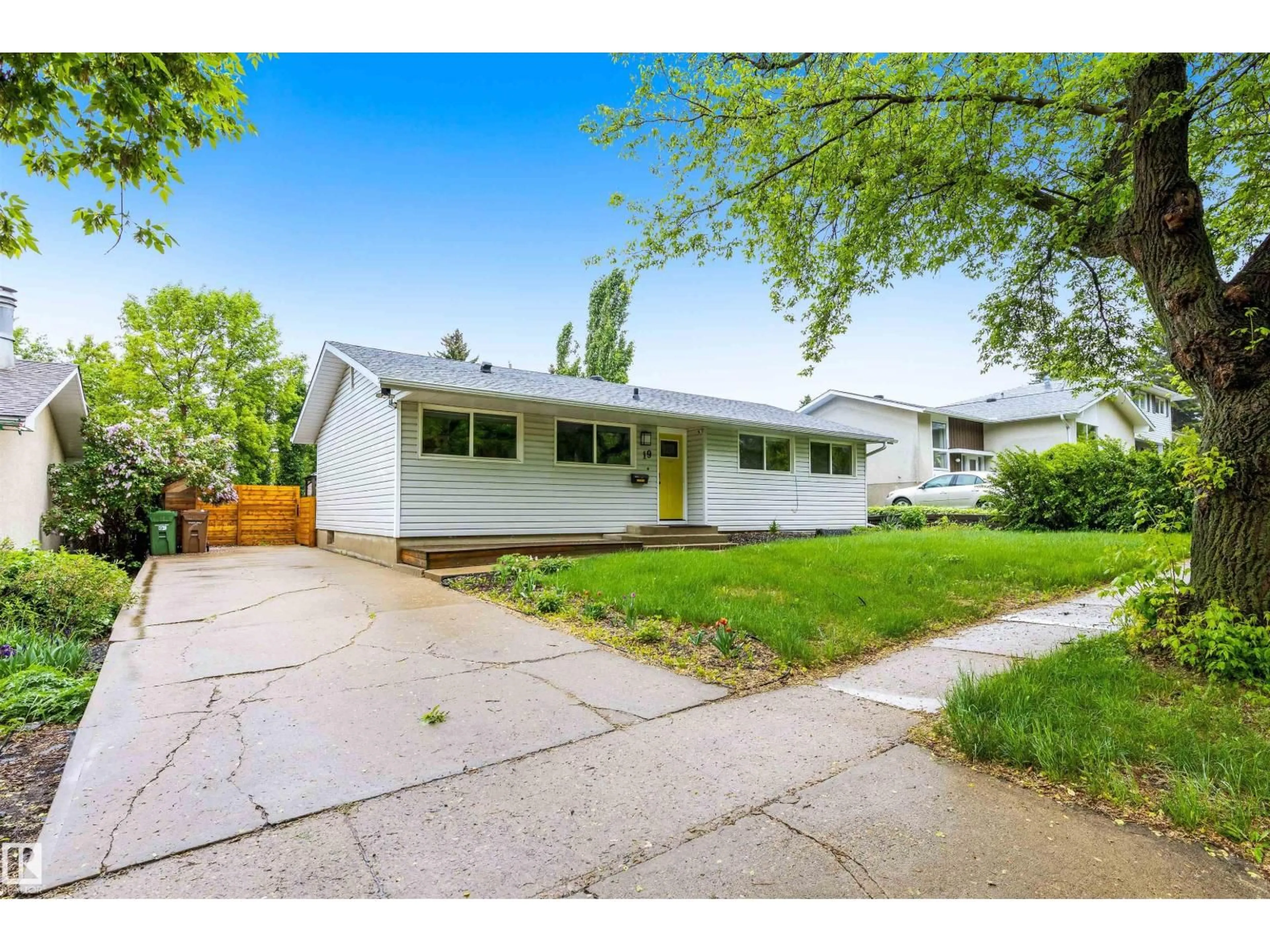 Home with vinyl exterior material, street for 19 GREENWICH CR, St. Albert Alberta T8N0Z5