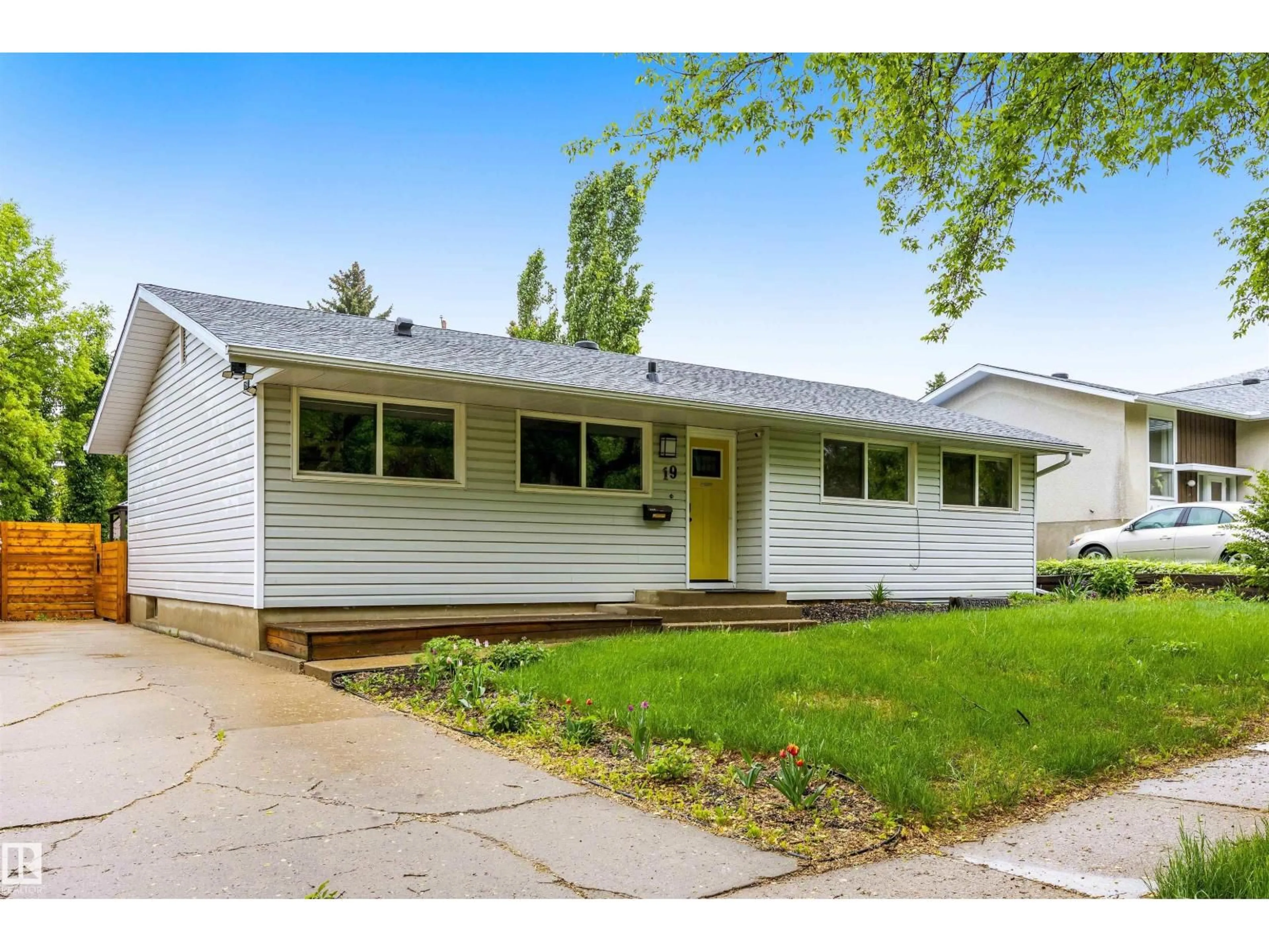 Home with vinyl exterior material, street for 19 GREENWICH CR, St. Albert Alberta T8N0Z5