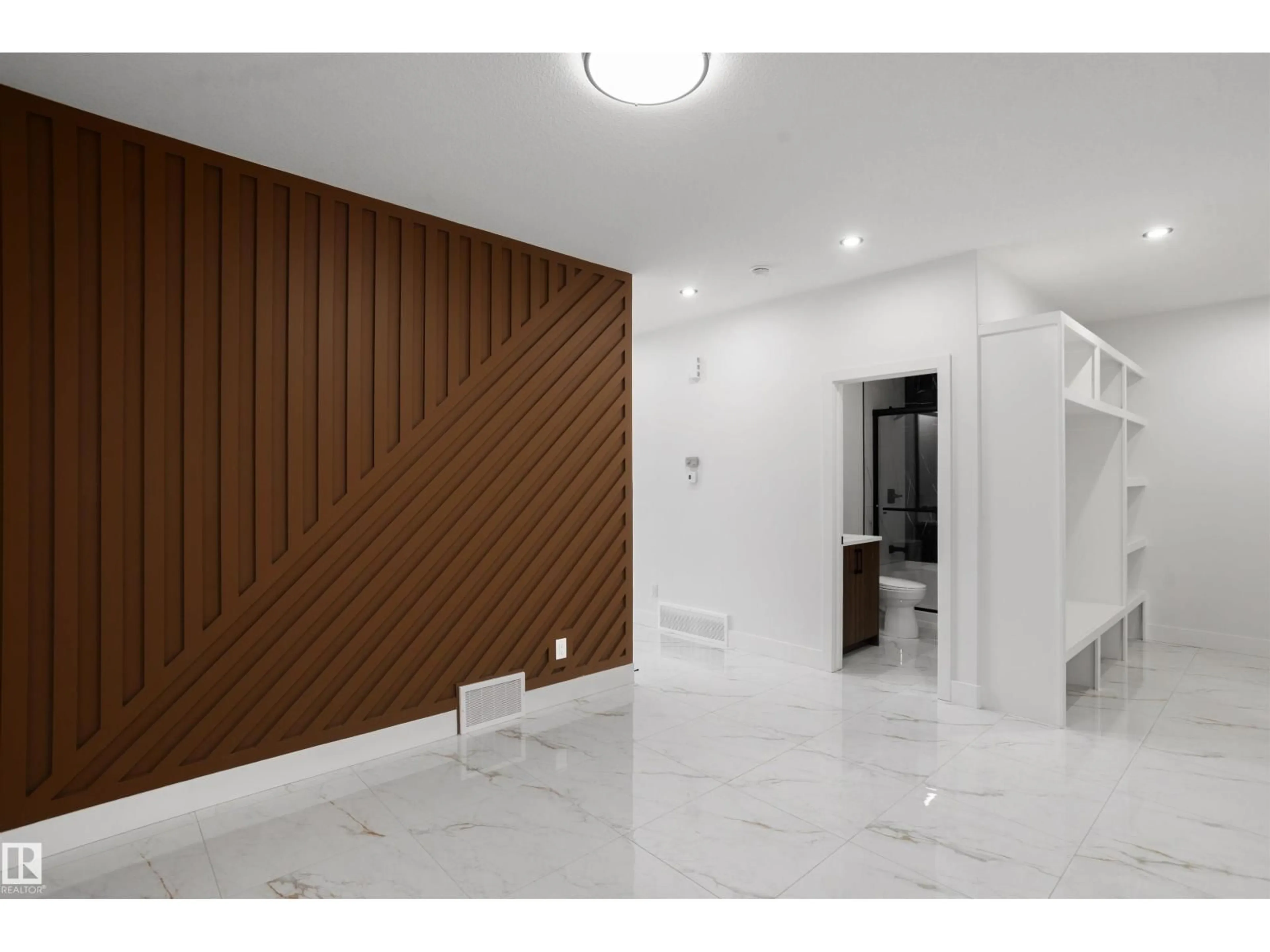 Indoor foyer for SW - 3034 7A AV, Edmonton Alberta T6X3M3