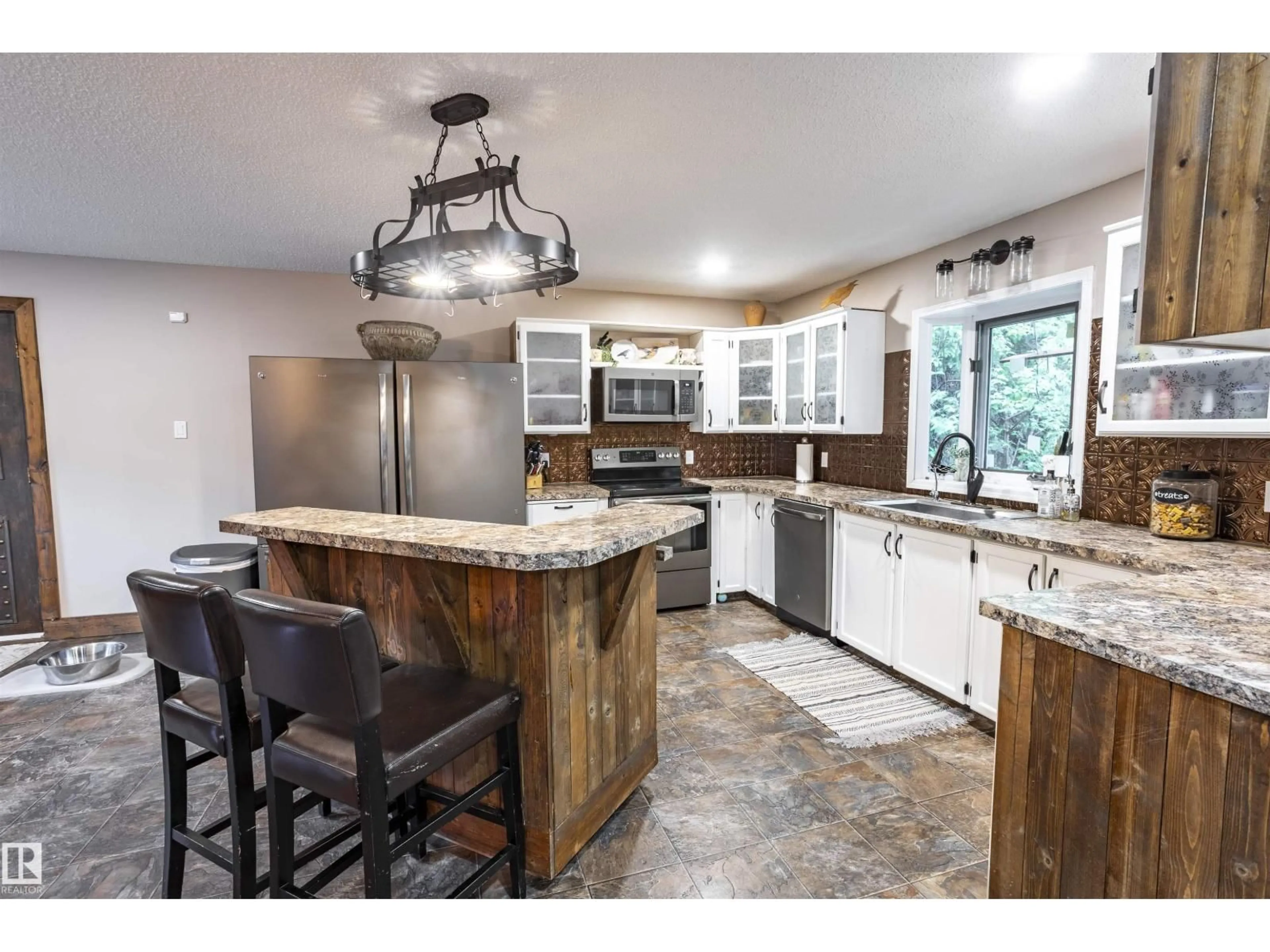 Open concept kitchen, unknown for 51526 - 9 RGE ROAD 273 RGE ROAD, Rural Parkland County Alberta T7Y1H7