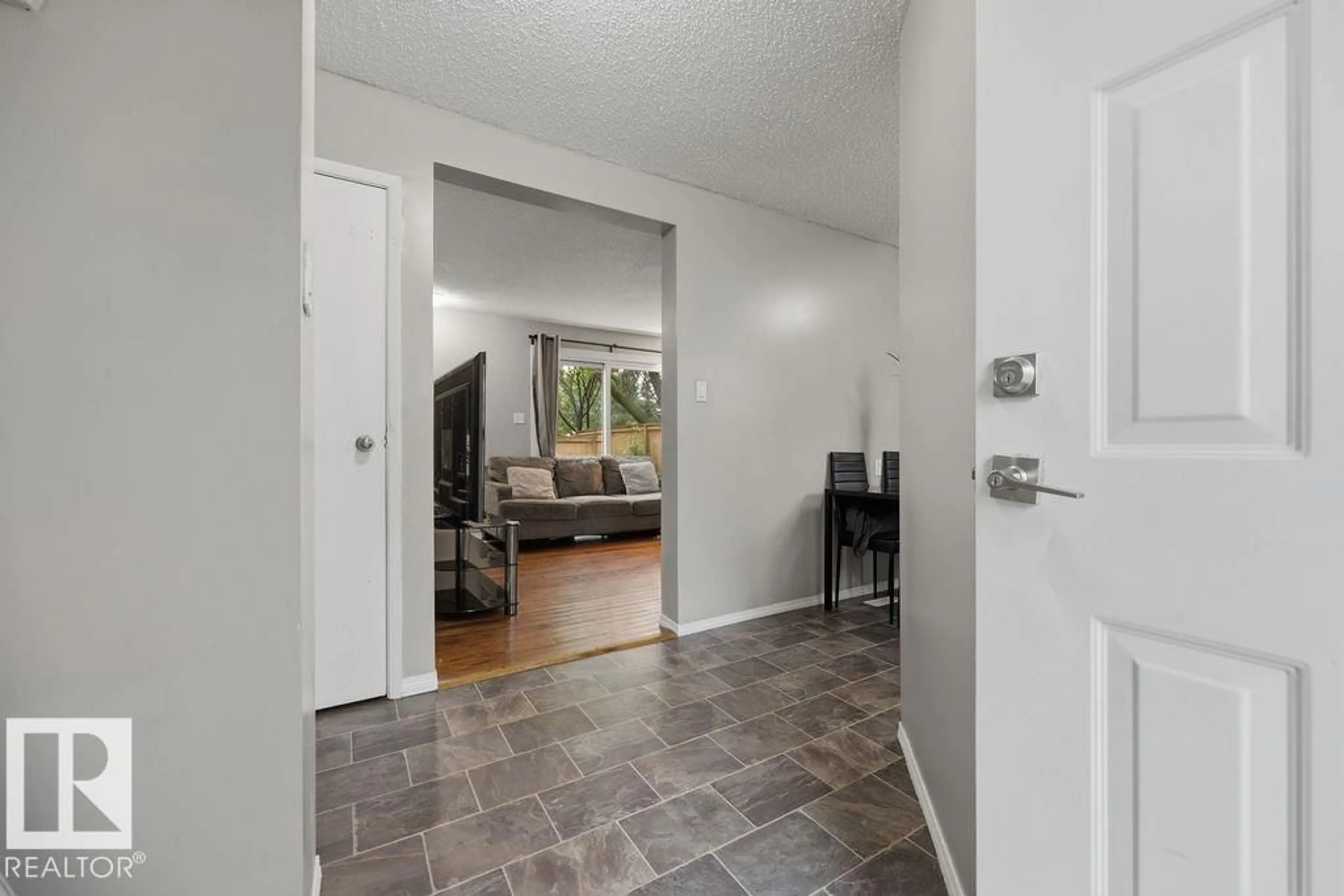 Indoor entryway for 5655 137 AV, Edmonton Alberta T5A2H4
