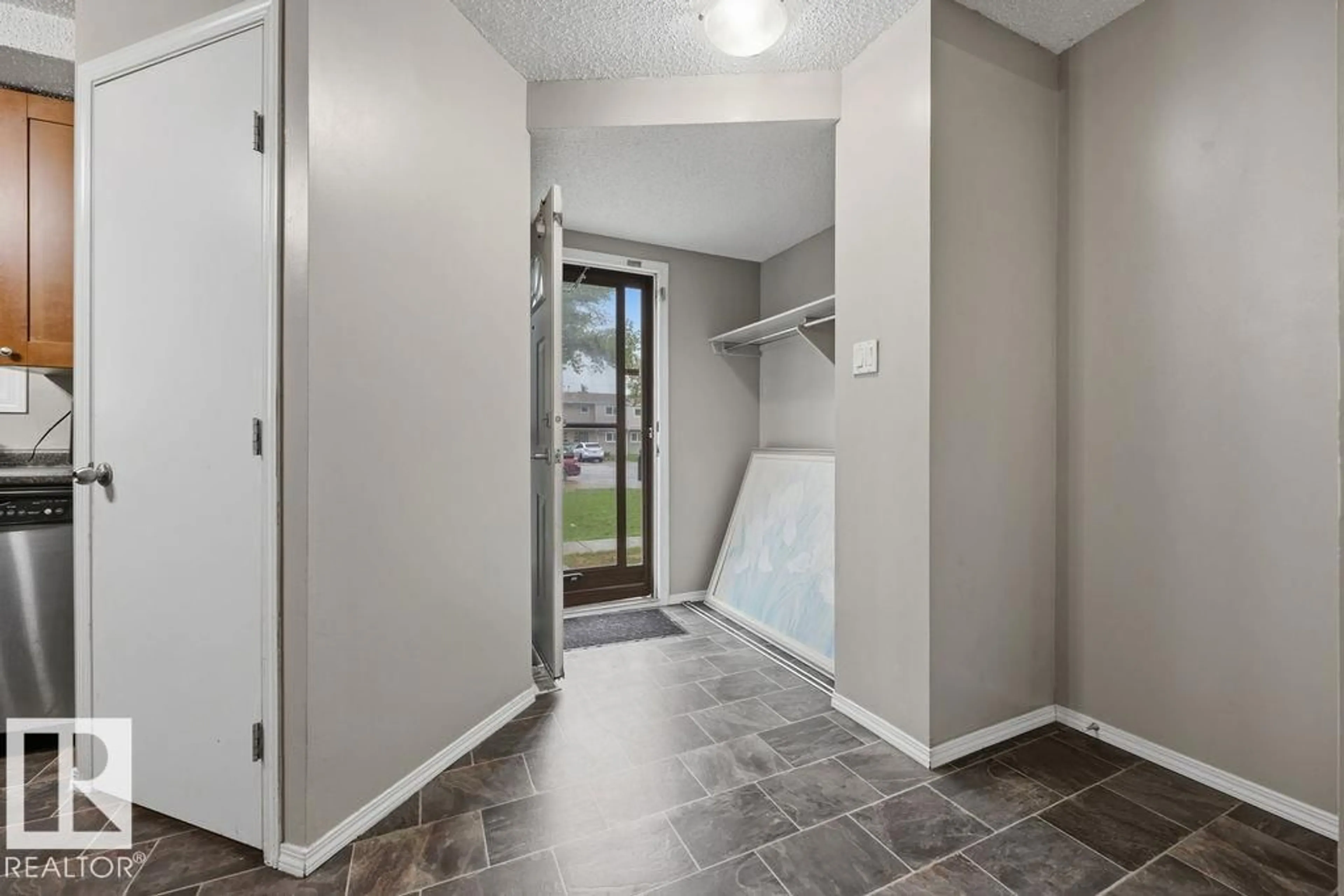 Indoor entryway for 5655 137 AV, Edmonton Alberta T5A2H4