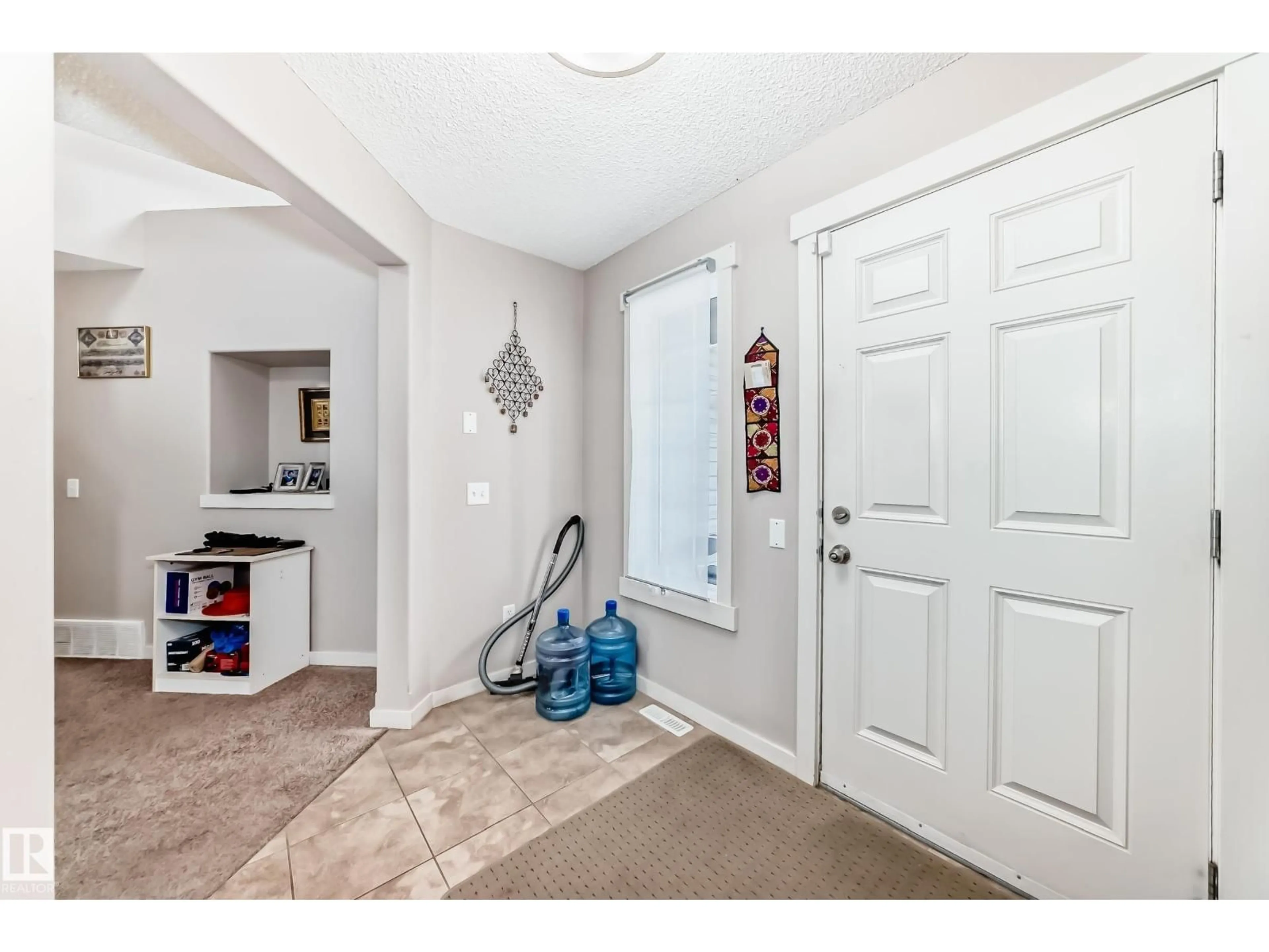 Indoor entryway for 2808 36 AV, Edmonton Alberta T6T0H7