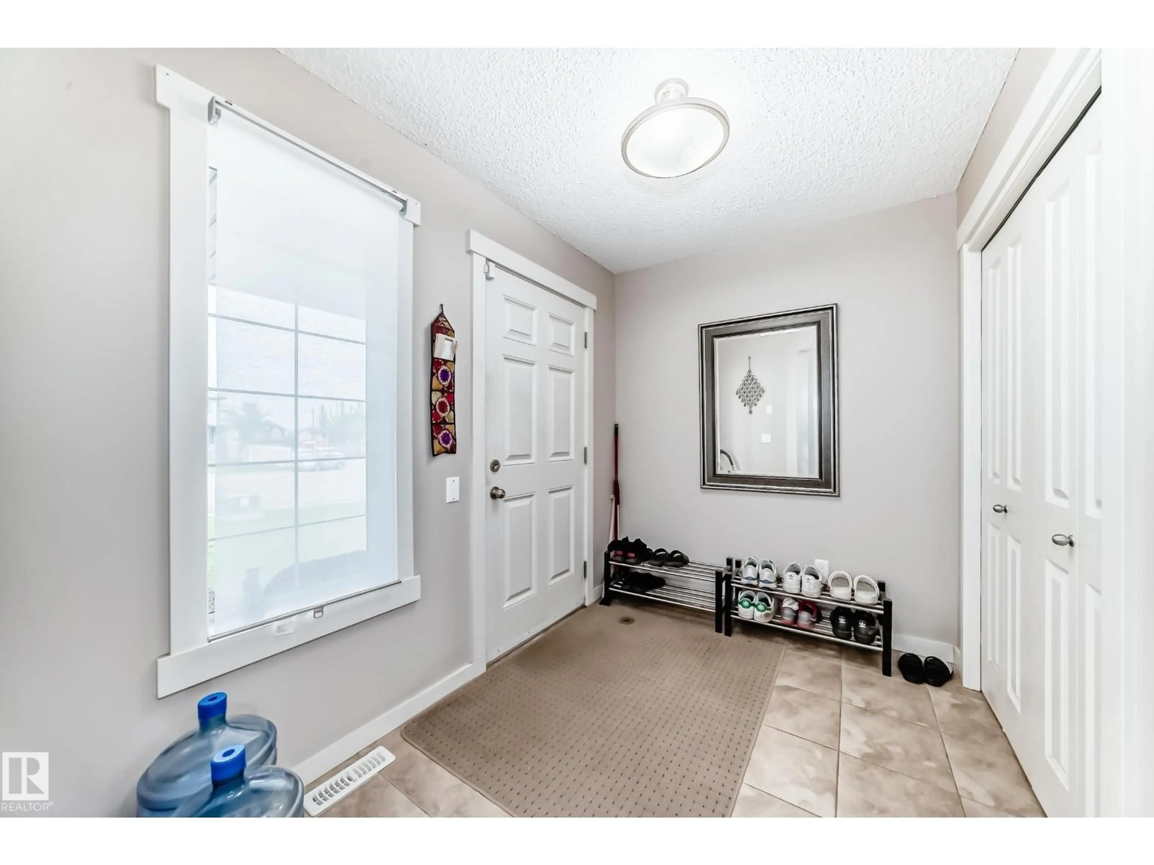 Indoor entryway for 2808 36 AV, Edmonton Alberta T6T0H7