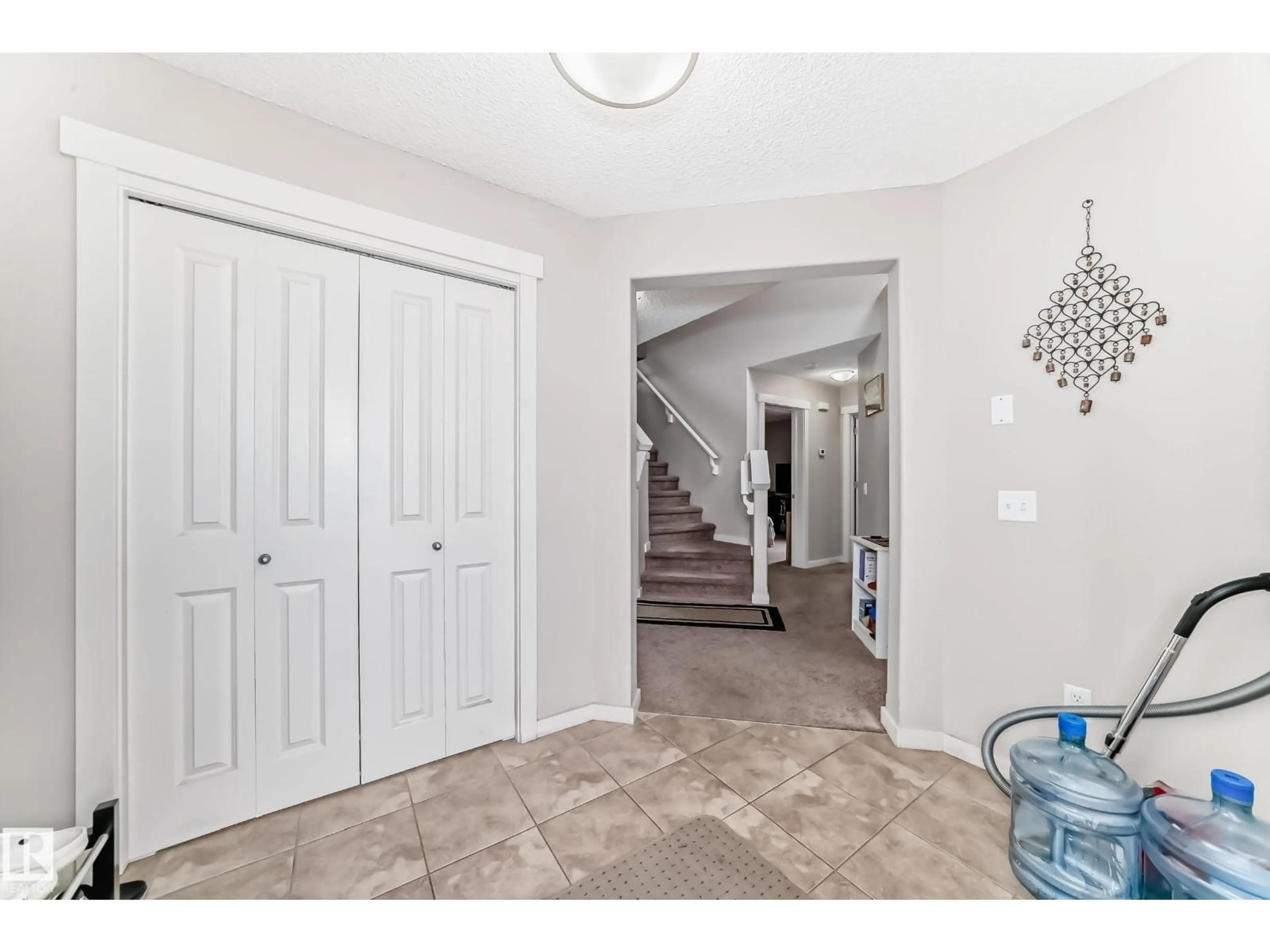 Indoor entryway for 2808 36 AV, Edmonton Alberta T6T0H7