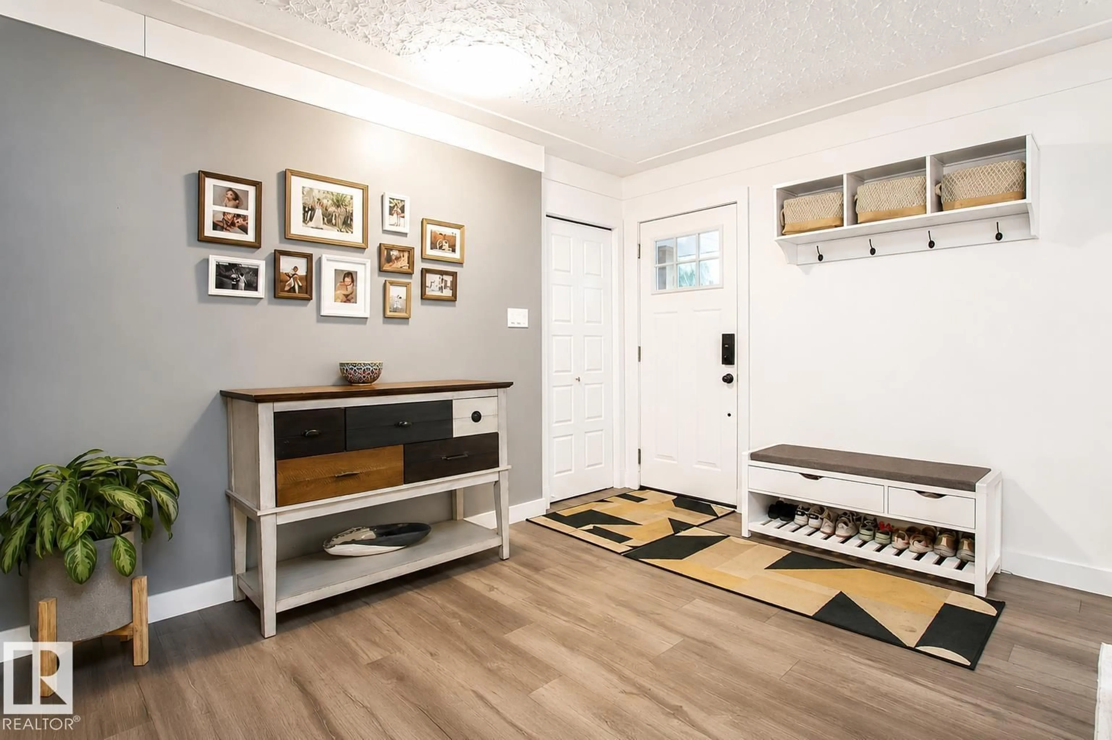 Indoor entryway for 4904 103 AV NW, Edmonton Alberta T6A0S9