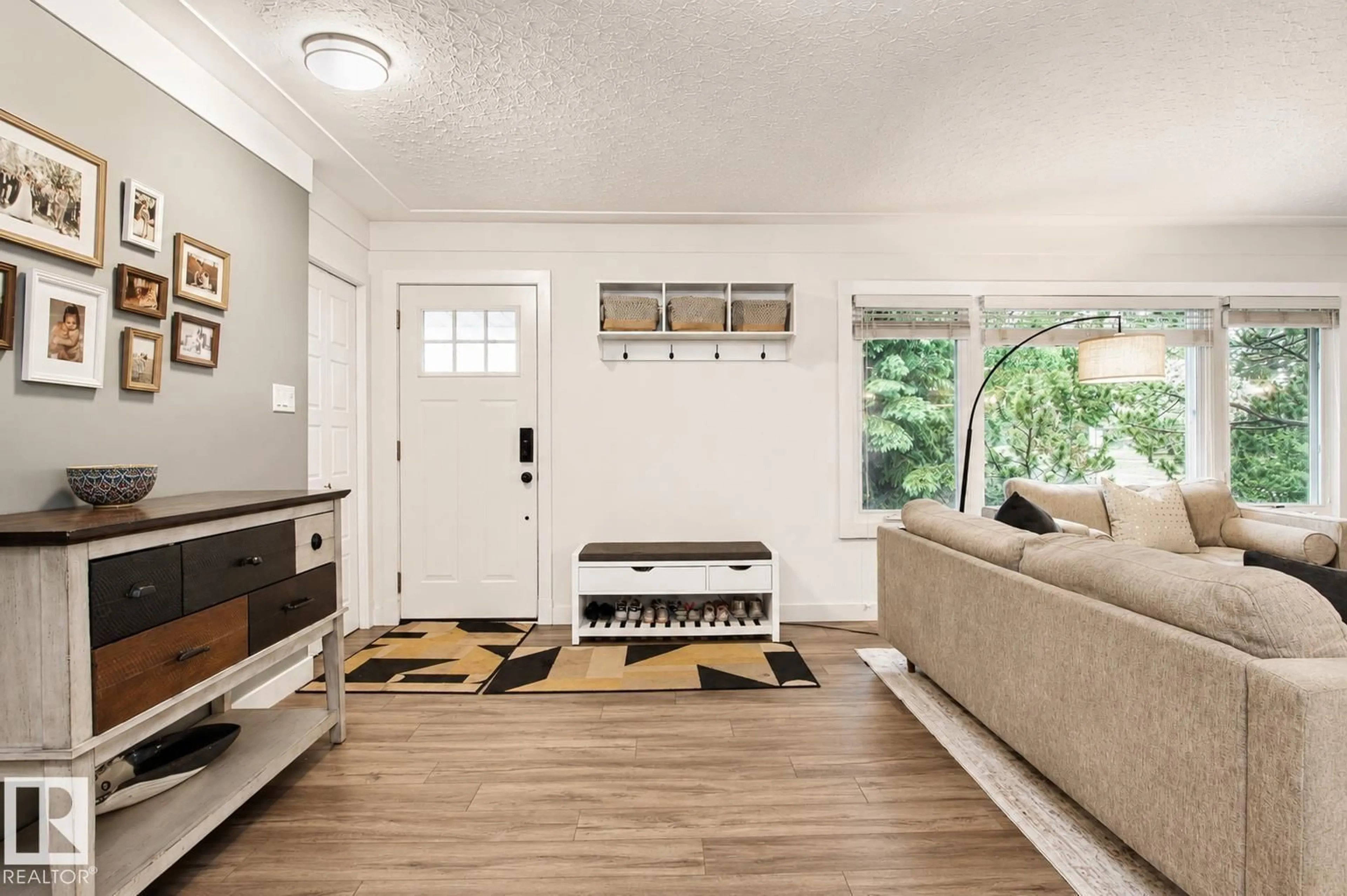 Indoor entryway for 4904 103 AV NW, Edmonton Alberta T6A0S9