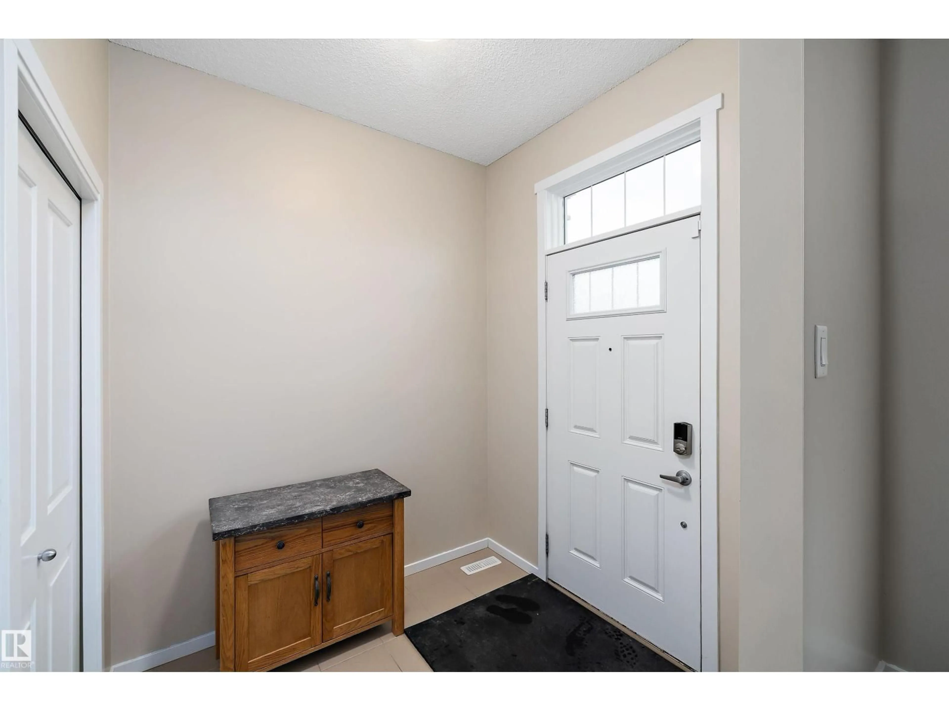 Indoor entryway for 467 SHEPPARD BV, Leduc Alberta T9E0T3