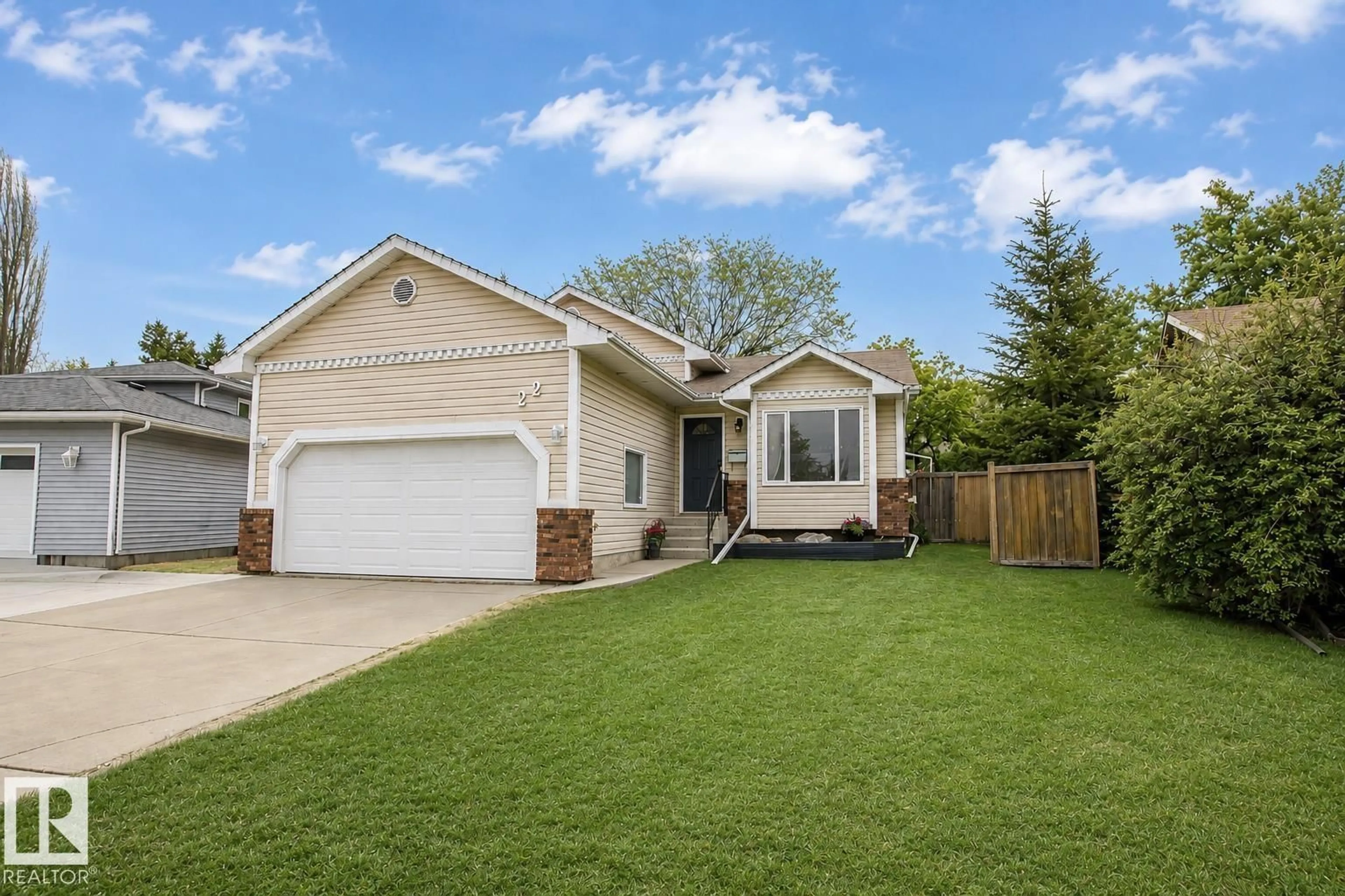 Home with vinyl exterior material, street for 22 DEWBERRY PL, Sherwood Park Alberta T8H1M5