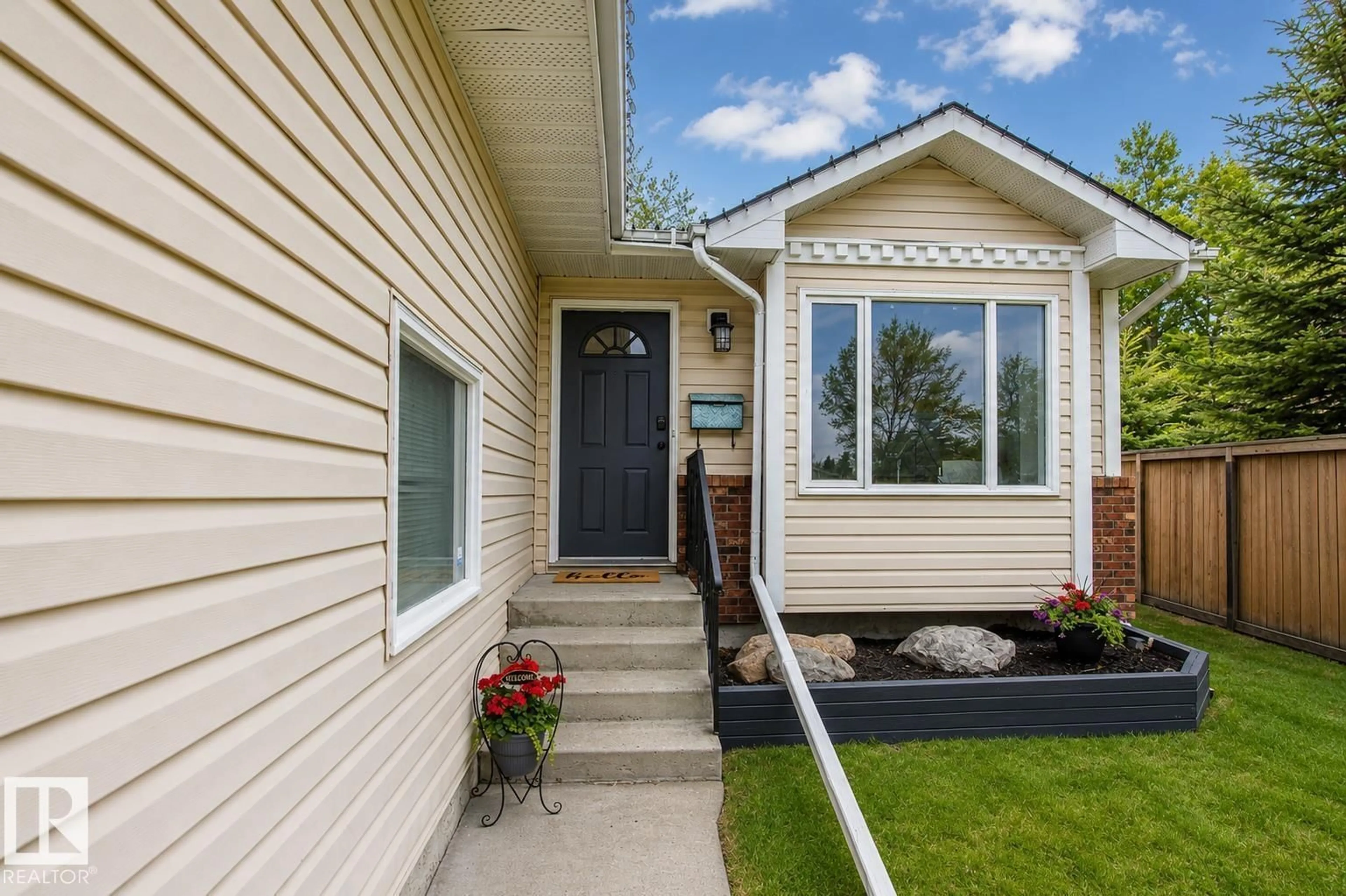 Home with vinyl exterior material, street for 22 DEWBERRY PL, Sherwood Park Alberta T8H1M5