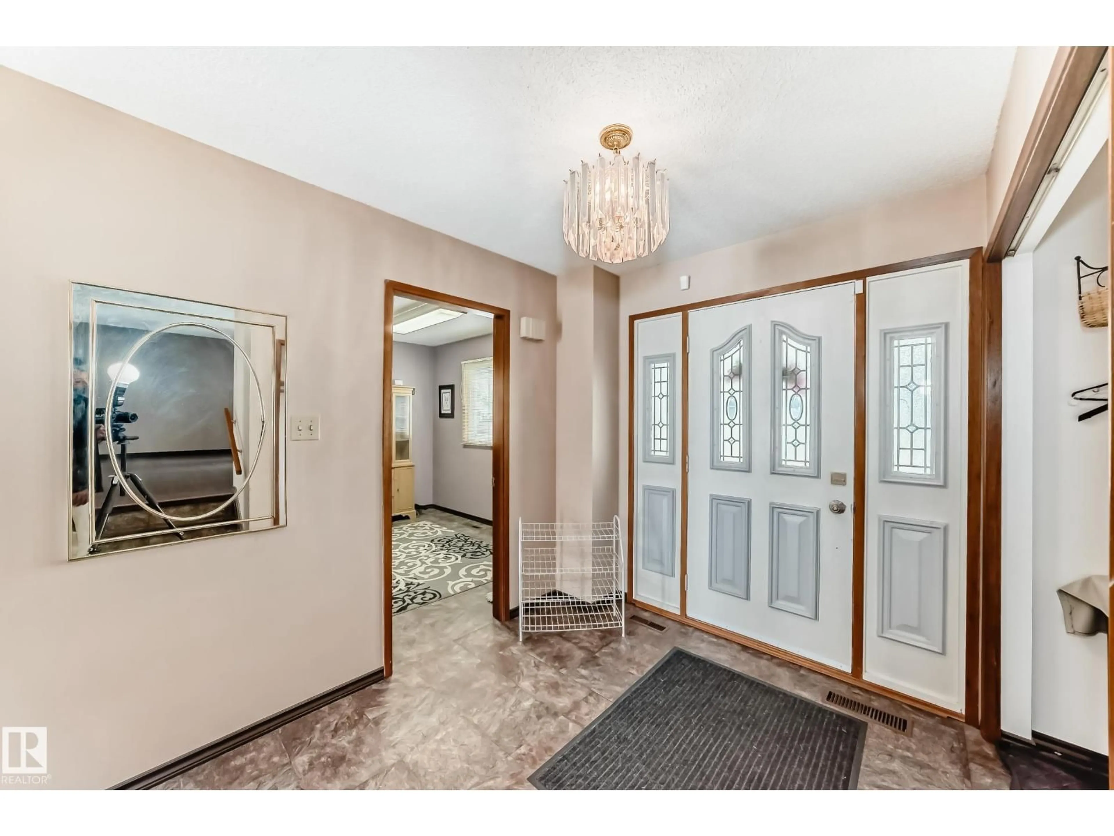 Indoor foyer for 14808 62 ST, Edmonton Alberta T5A2B3