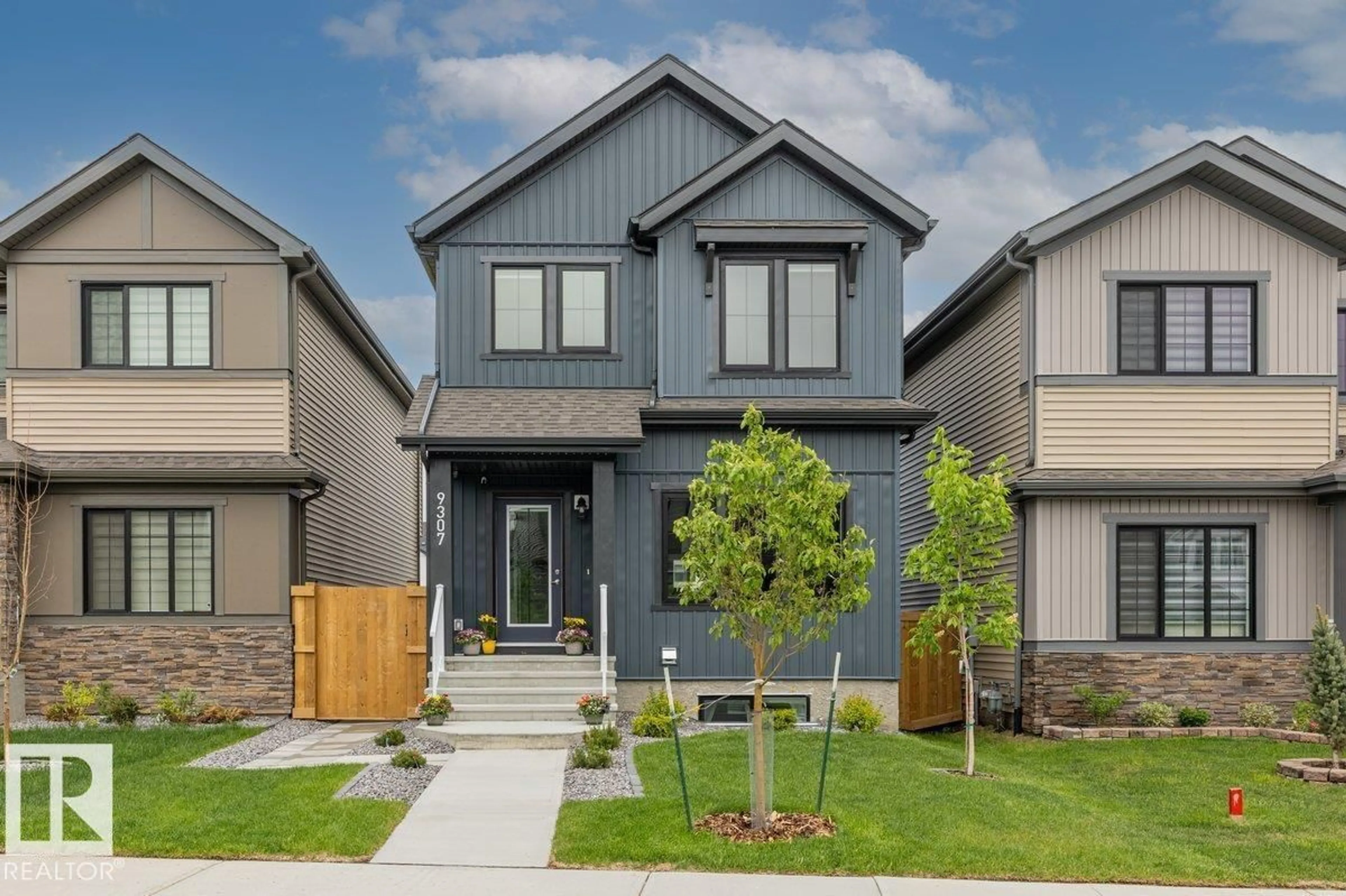 Home with vinyl exterior material, street for 9307 221 ST, Edmonton Alberta T5T6C9