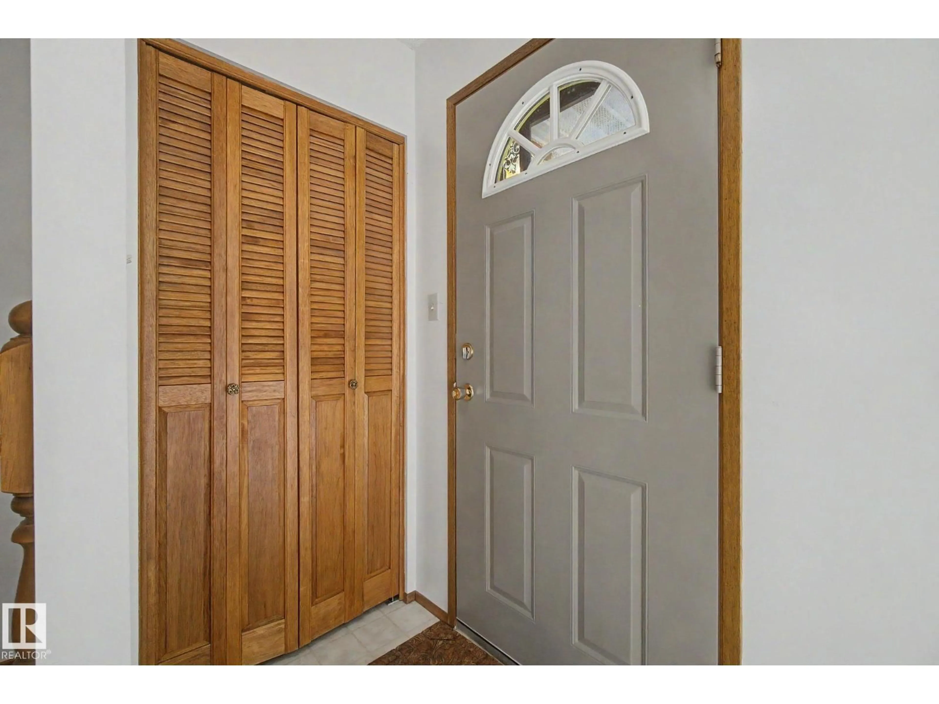 Indoor entryway for 2907 49 ST, Edmonton Alberta T6L6B7