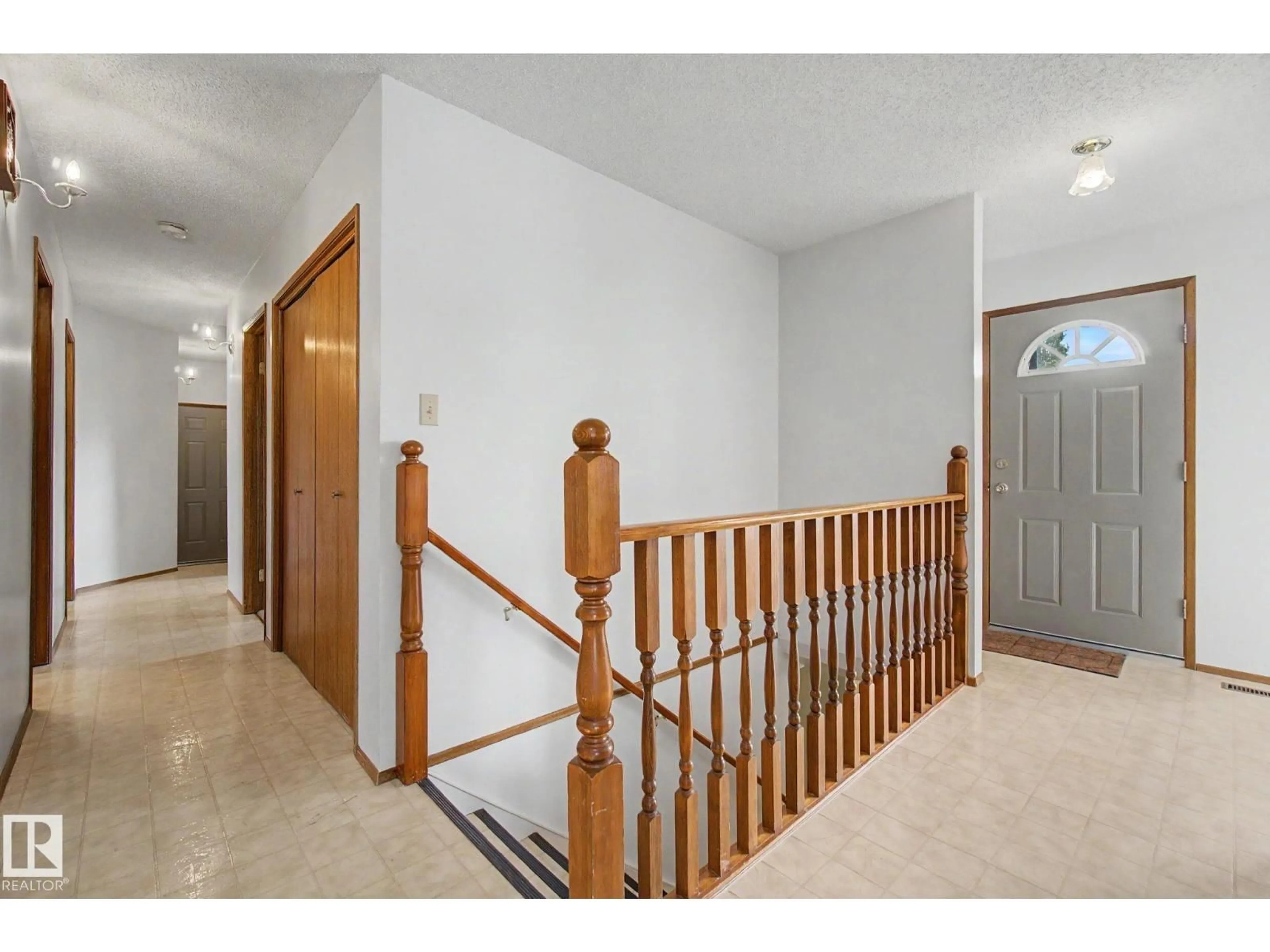 Indoor foyer for 2907 49 ST, Edmonton Alberta T6L6B7