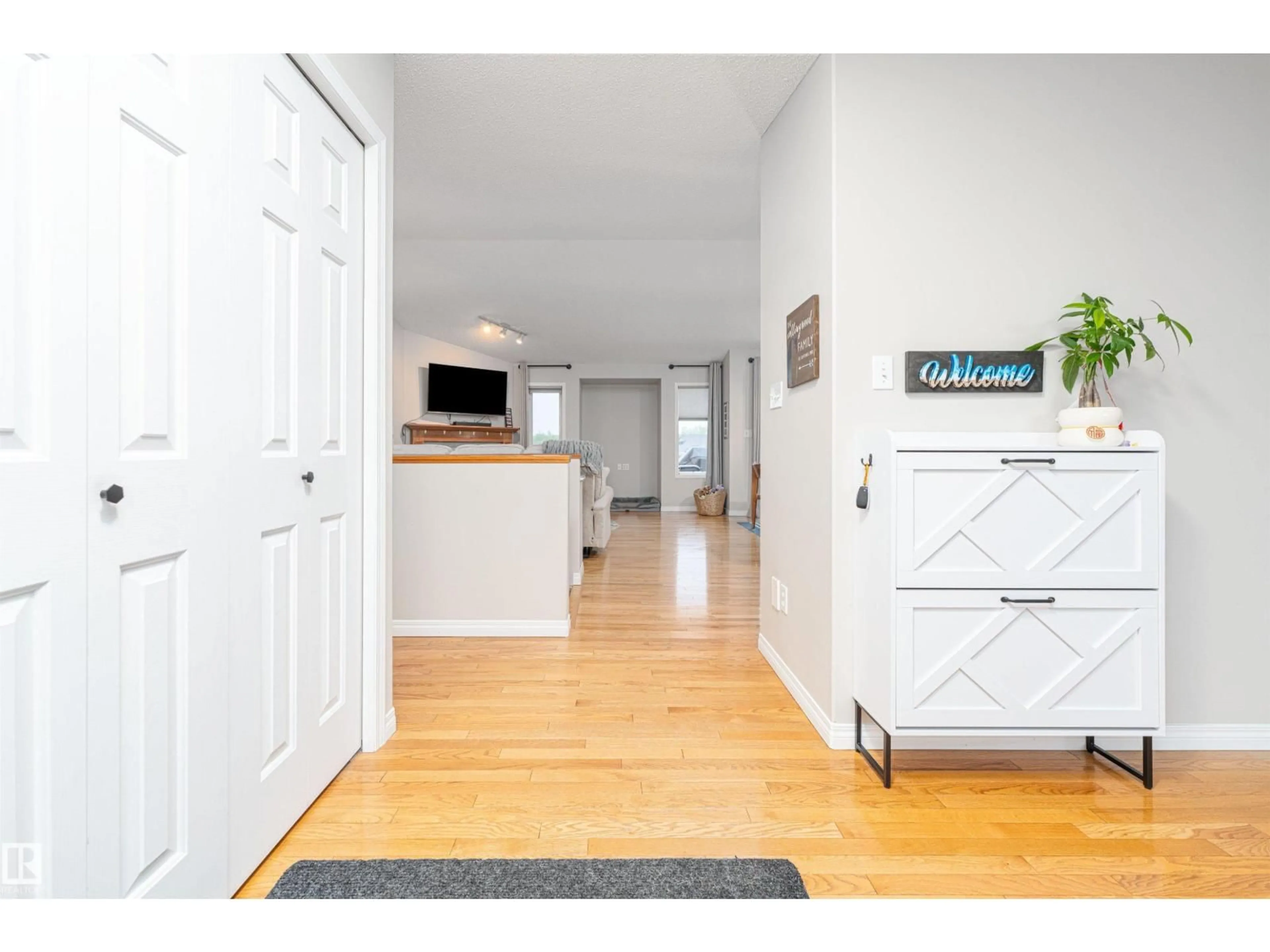 Indoor entryway for 98 CHANCERY PT, Sherwood Park Alberta T8H1Z4