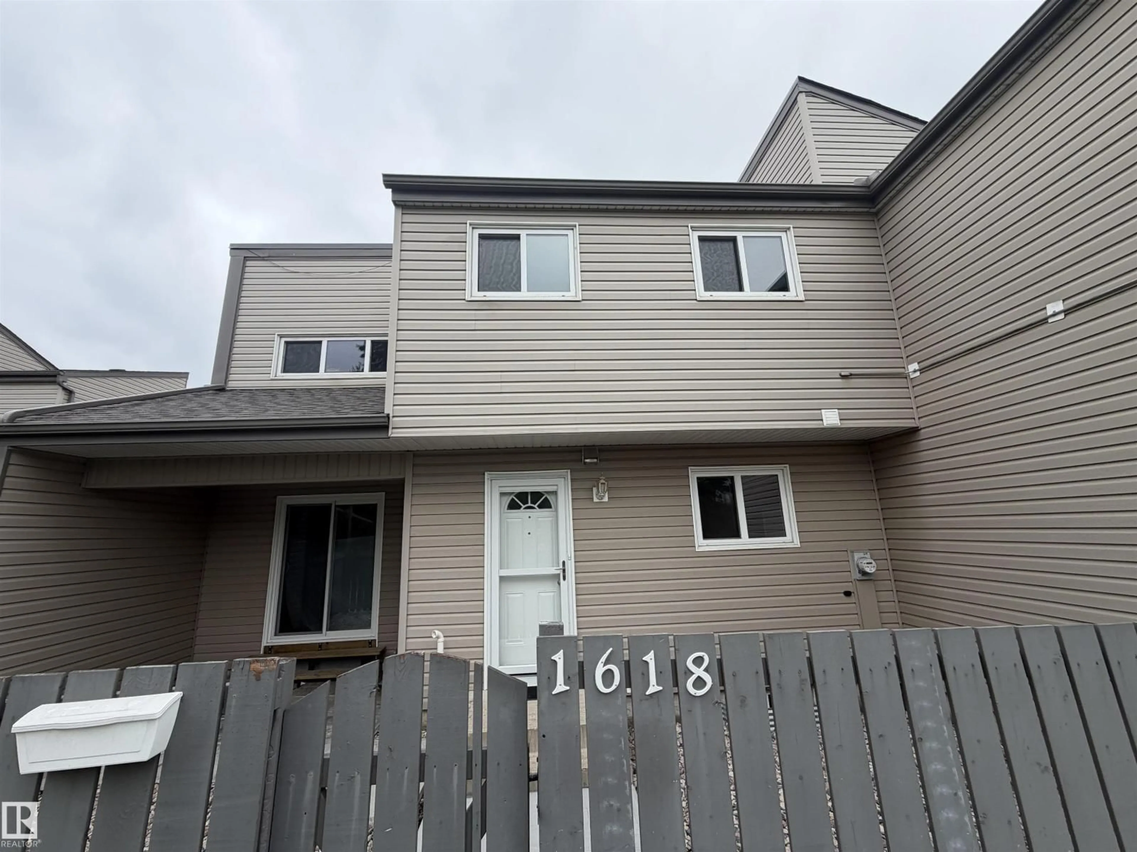 A pic from outside/outdoor area/front of a property/back of a property/a pic from drone, unknown for 1618 LAKEWOOD RD, Edmonton Alberta T6K3H4