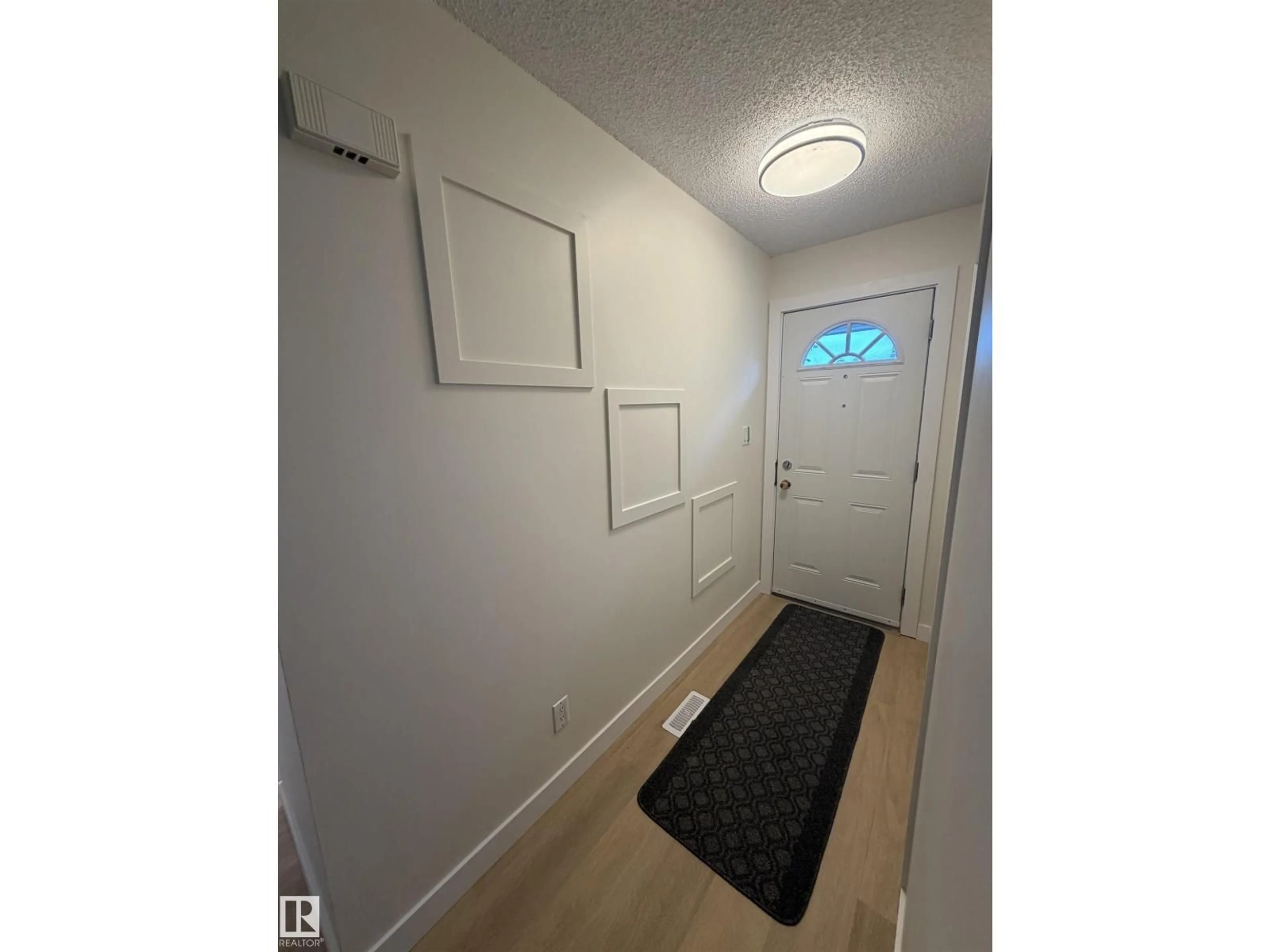 Indoor entryway for 1618 LAKEWOOD RD, Edmonton Alberta T6K3H4