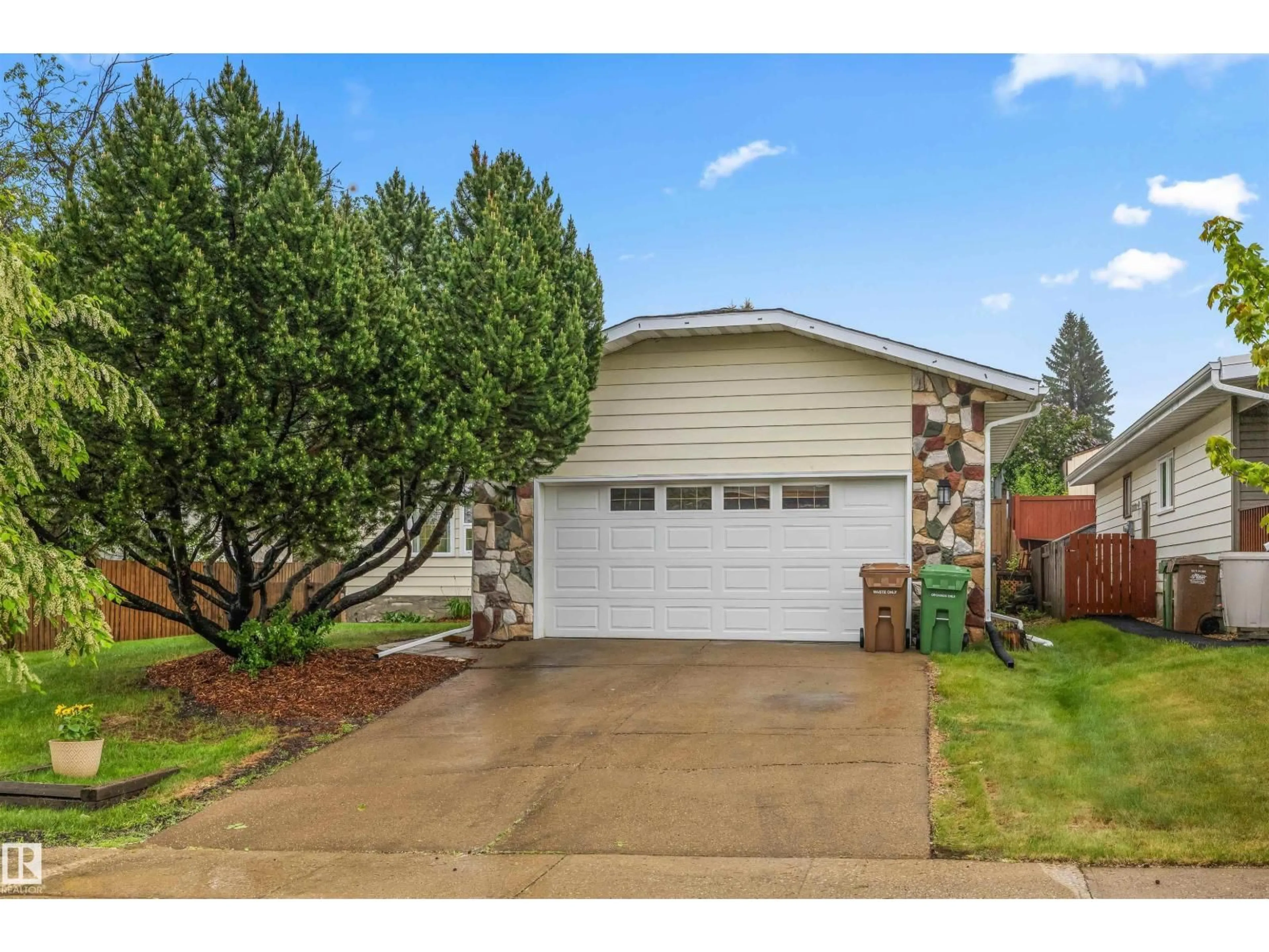 Home with vinyl exterior material, street for 4 BENNETT PL, St. Albert Alberta T8N2K2