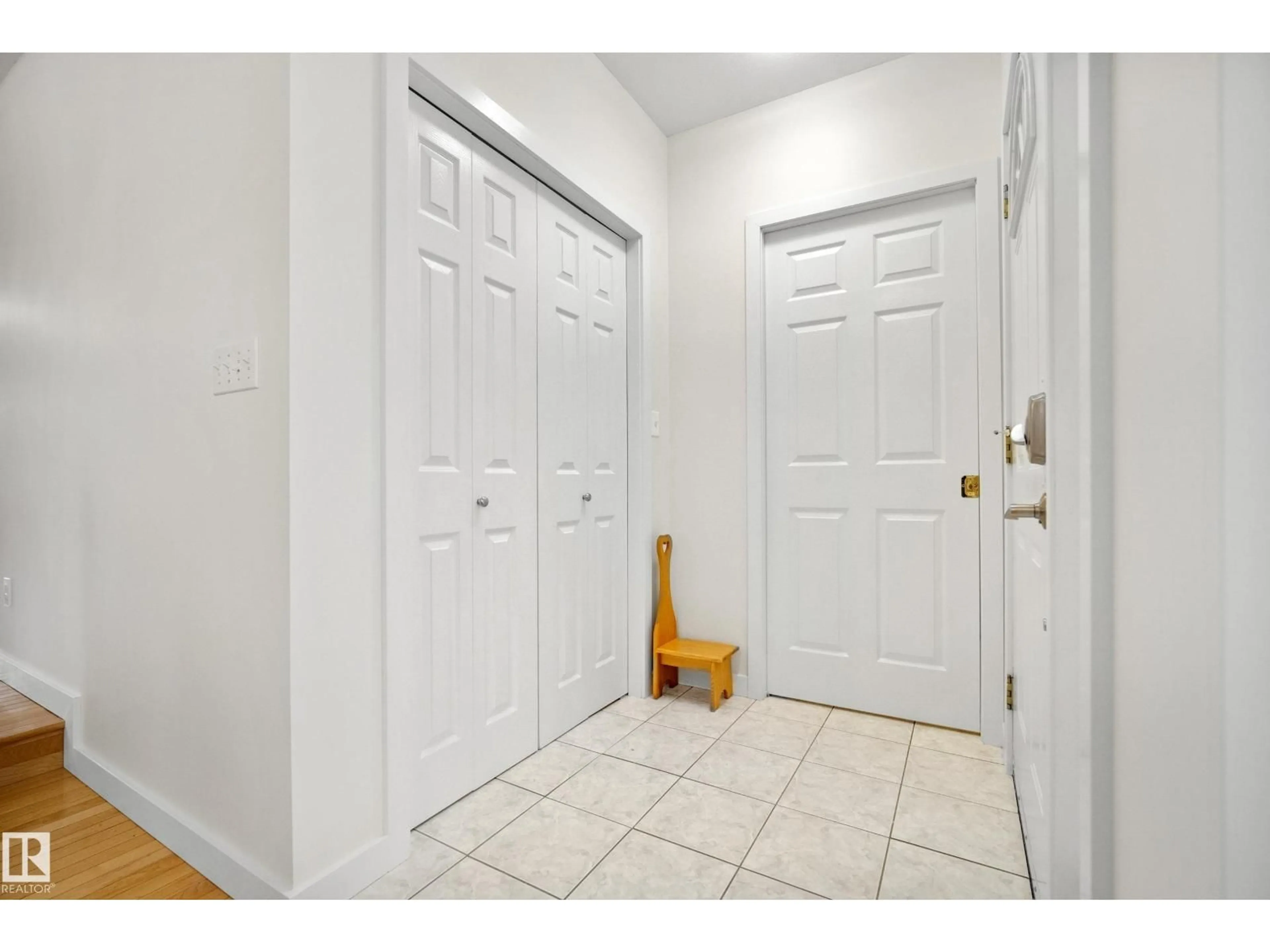 Indoor entryway for 79 CHARLTON CR, Sherwood Park Alberta T8H3R4