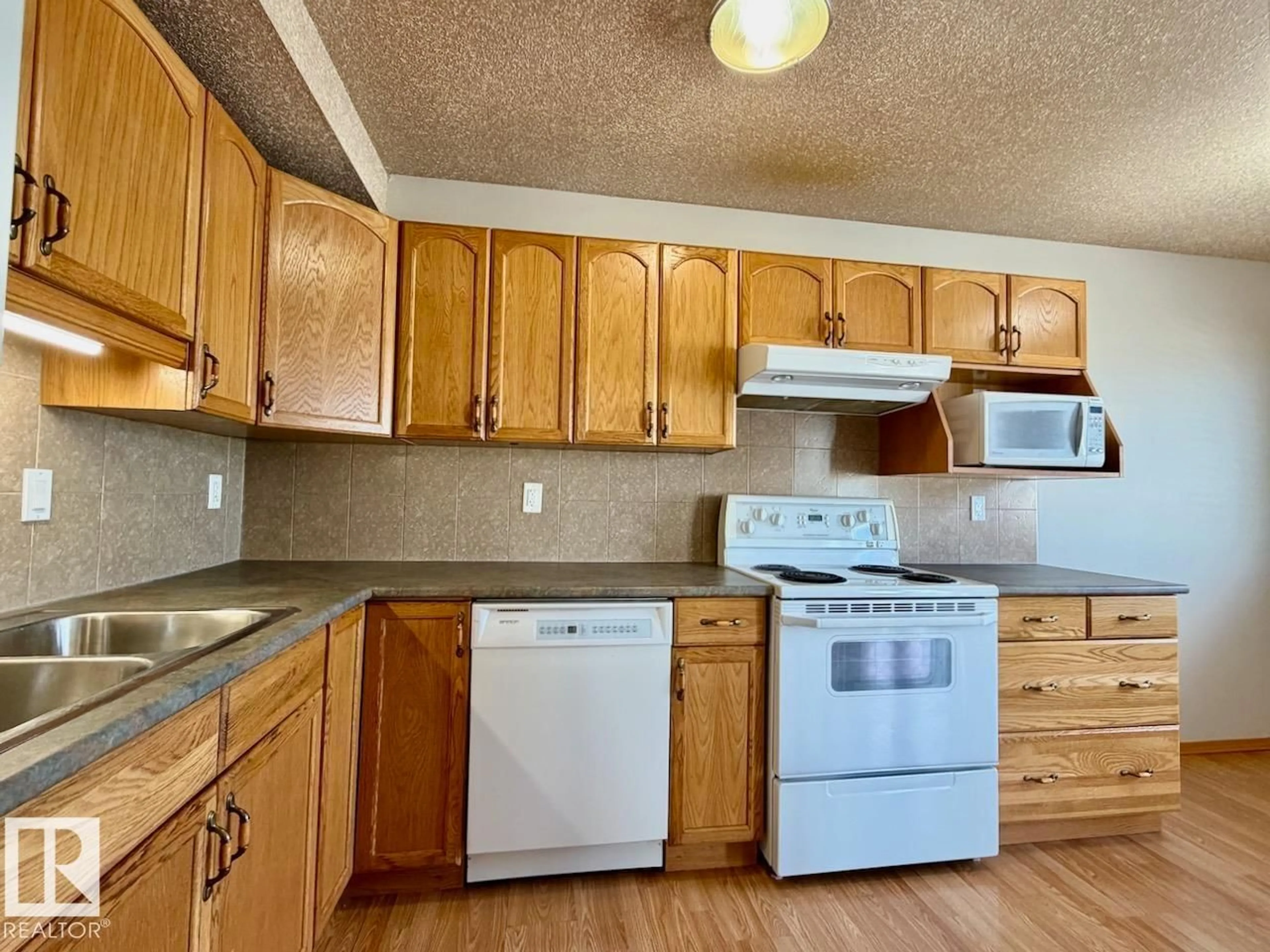 Standard kitchen, wood/laminate floor for 8 - 5025 50 AV, Drayton Valley Alberta T7A1J7