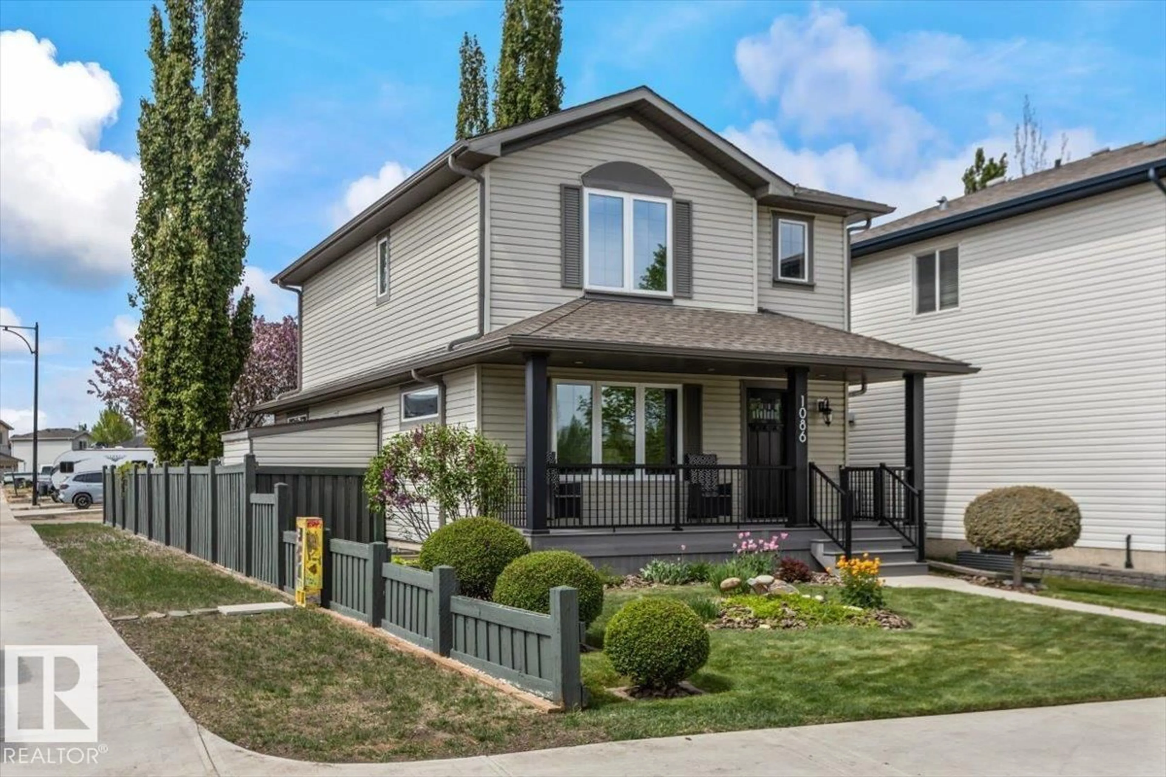 Home with vinyl exterior material, street for 1086 GRANTHAM DR, Edmonton Alberta T5T0W2