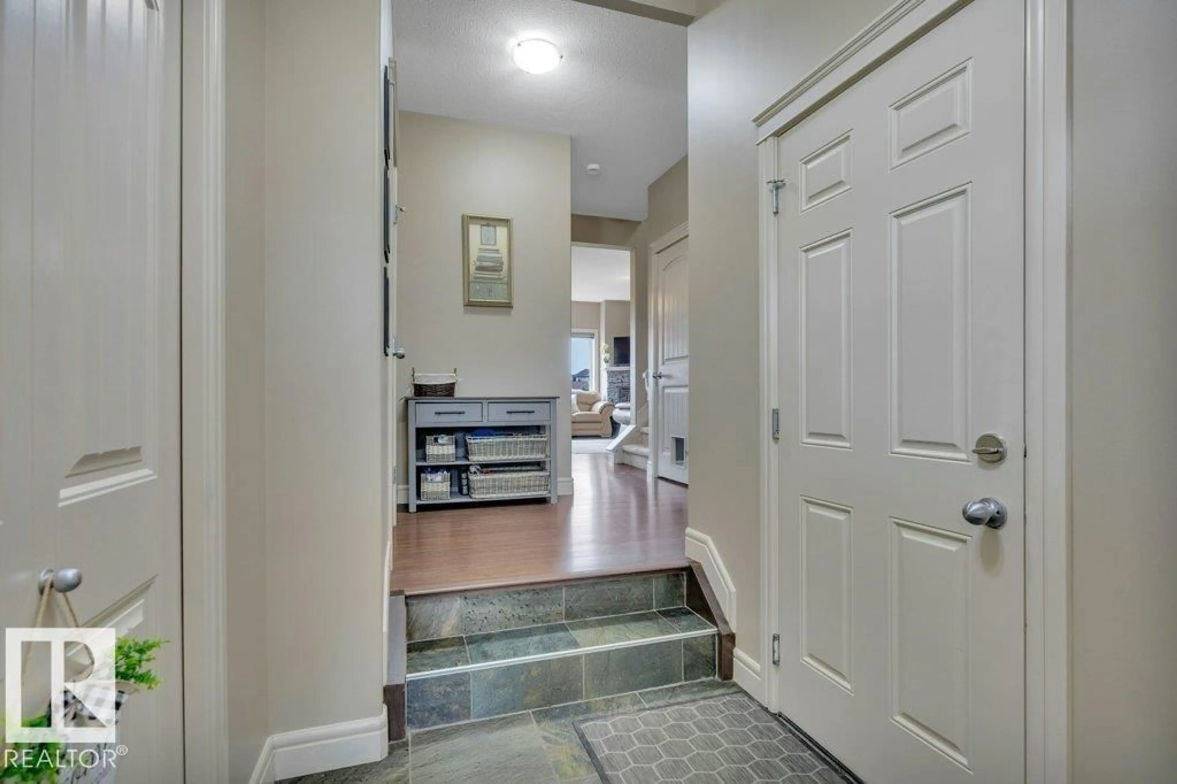 Indoor entryway for #10 - 15151 43 ST, Edmonton Alberta T5Y0L3