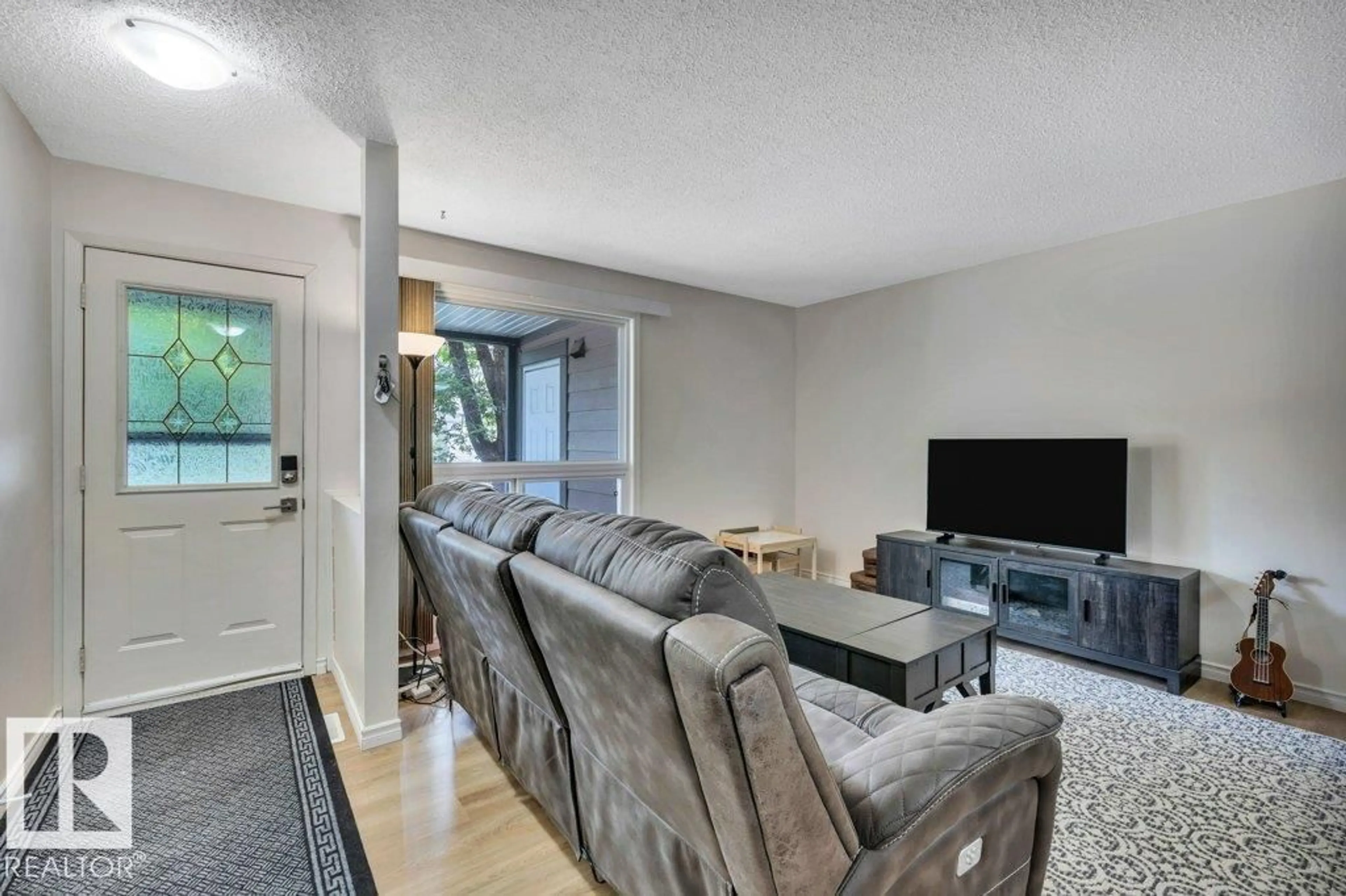 Living room with furniture, unknown for 107 WOODLANDS RD, St. Albert Alberta T8N5H2