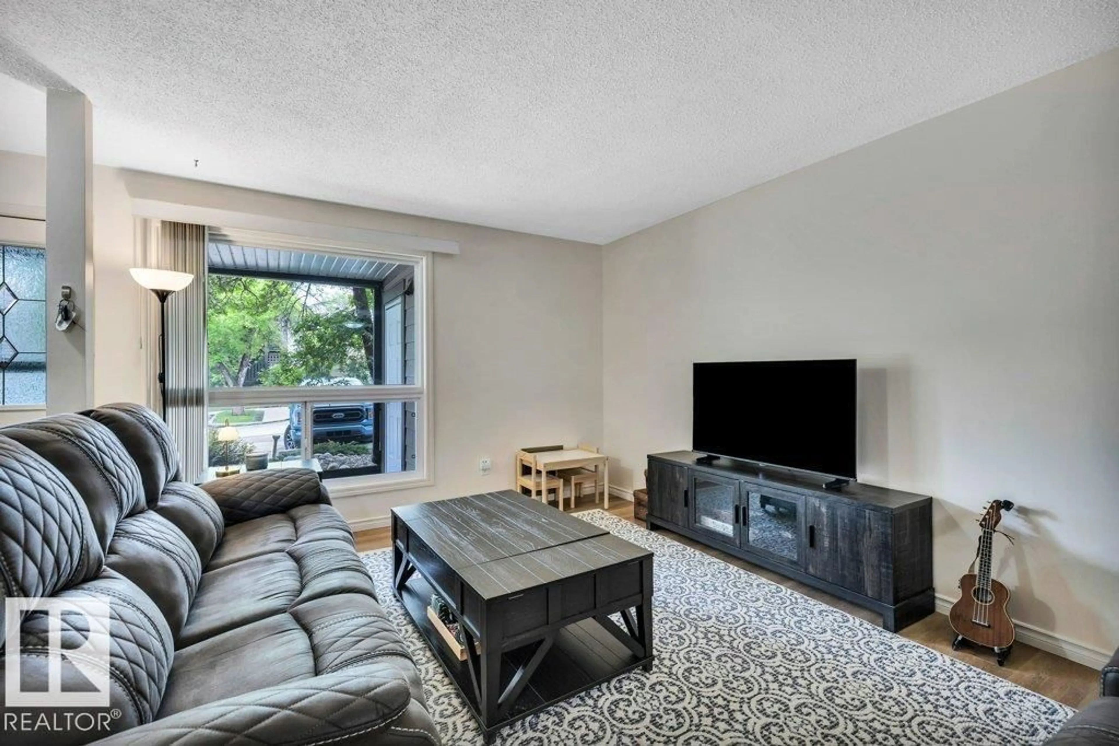 Living room with furniture, unknown for 107 WOODLANDS RD, St. Albert Alberta T8N5H2