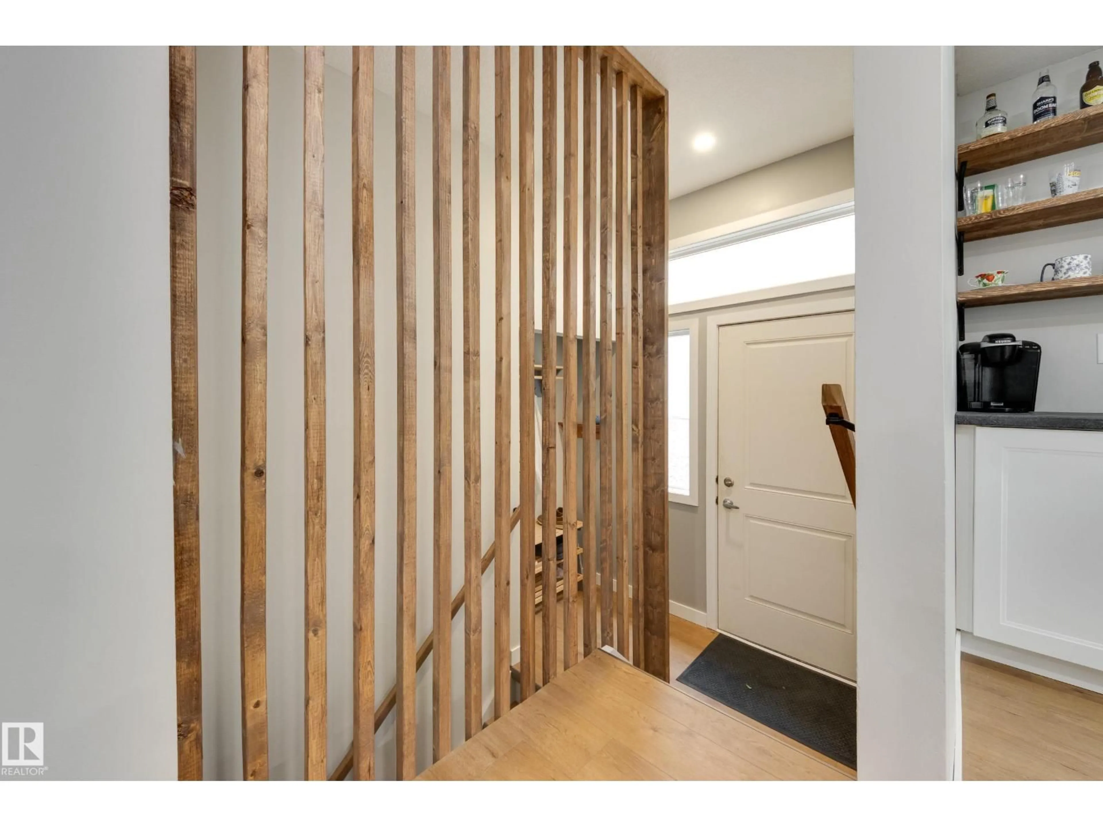 Indoor entryway for 29 CHUNGO DR, Devon Alberta T9G1T6