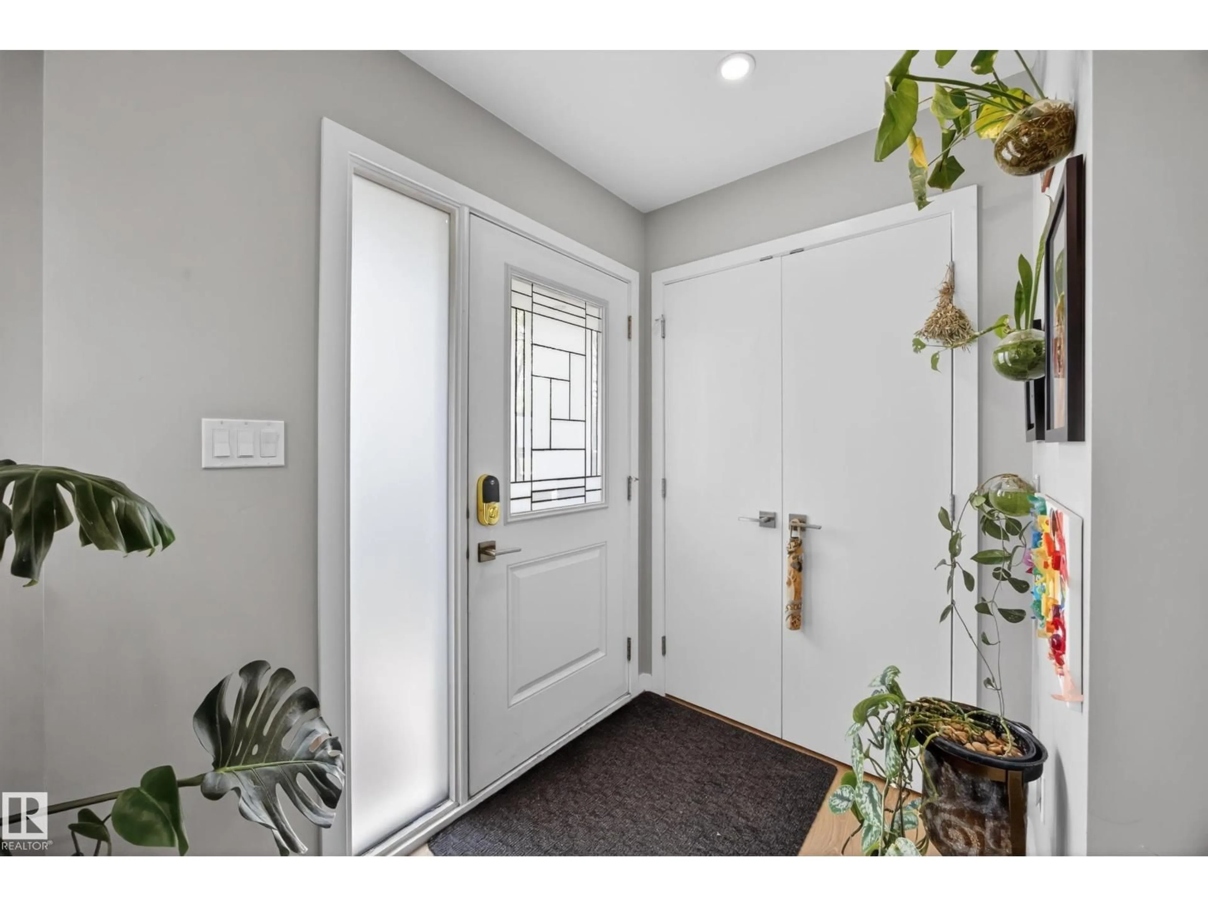 Indoor entryway for 12604 116 AV, Edmonton Alberta T5M2S3