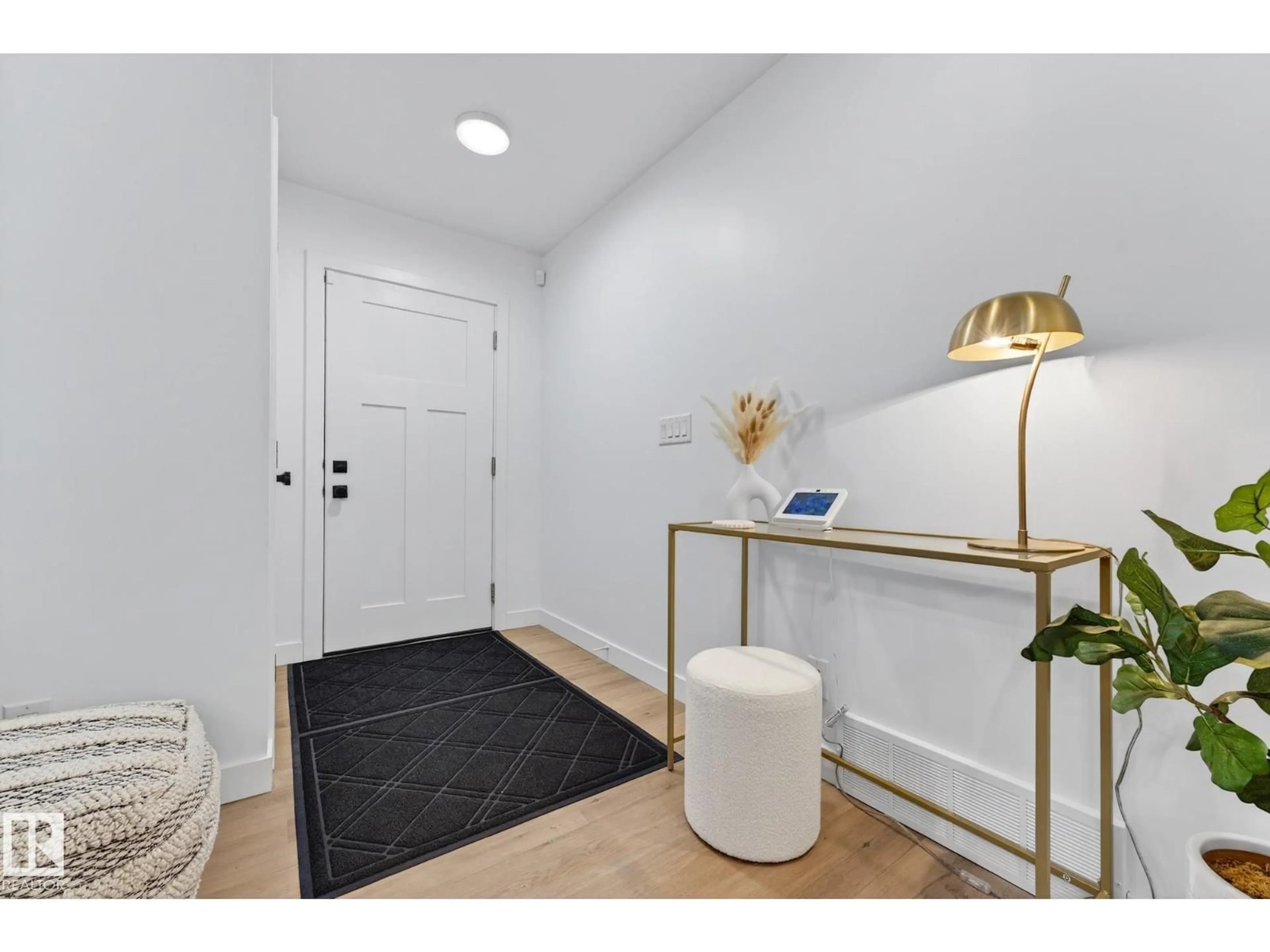 Indoor entryway for 8604 142 ST, Edmonton Alberta T5R0M1