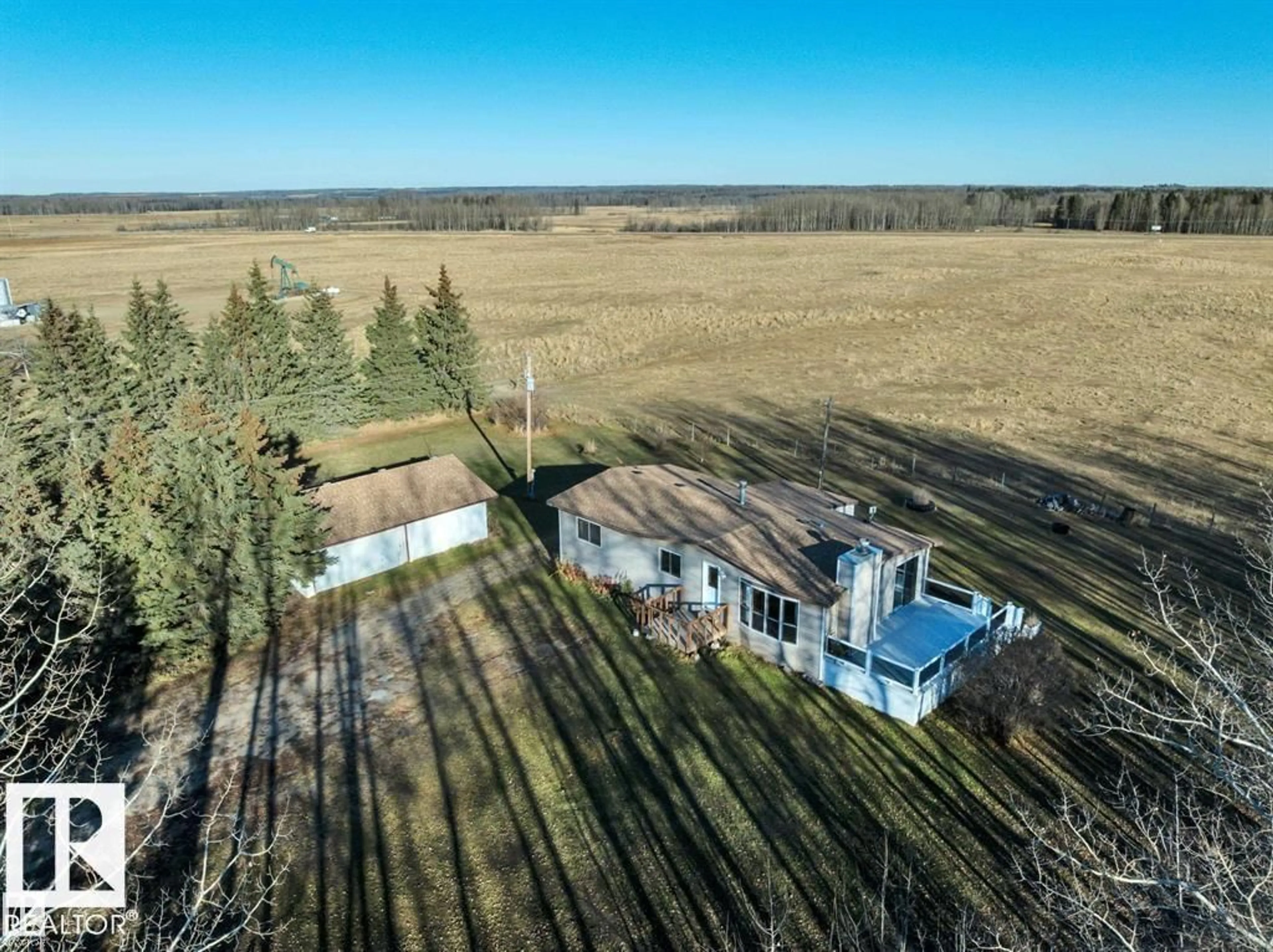 A pic from outside/outdoor area/front of a property/back of a property/a pic from drone, unknown for 465051 RGE ROAD 41, Rural Wetaskiwin County Alberta T0C2X0
