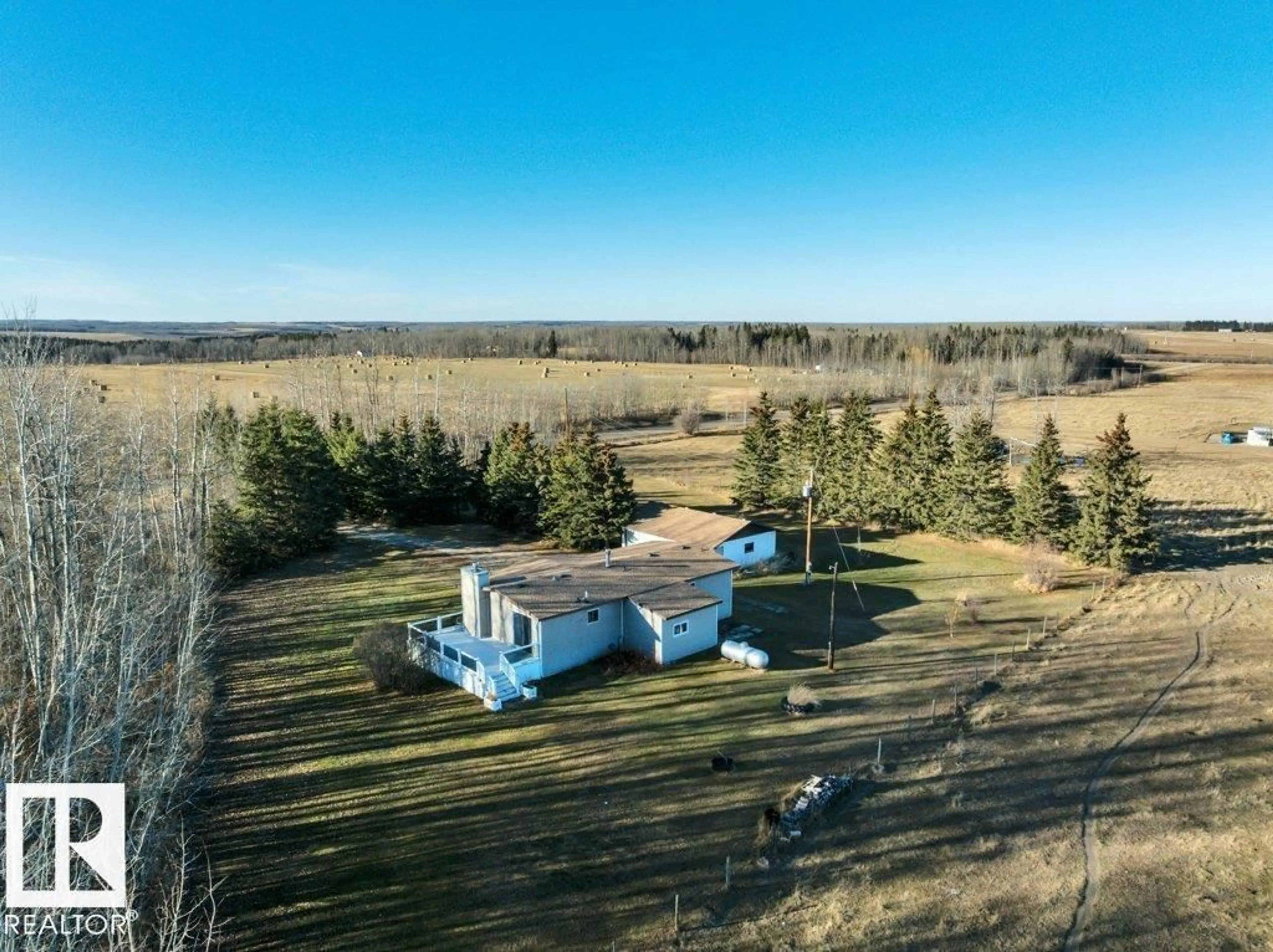 A pic from outside/outdoor area/front of a property/back of a property/a pic from drone, unknown for 465051 RGE ROAD 41, Rural Wetaskiwin County Alberta T0C2X0
