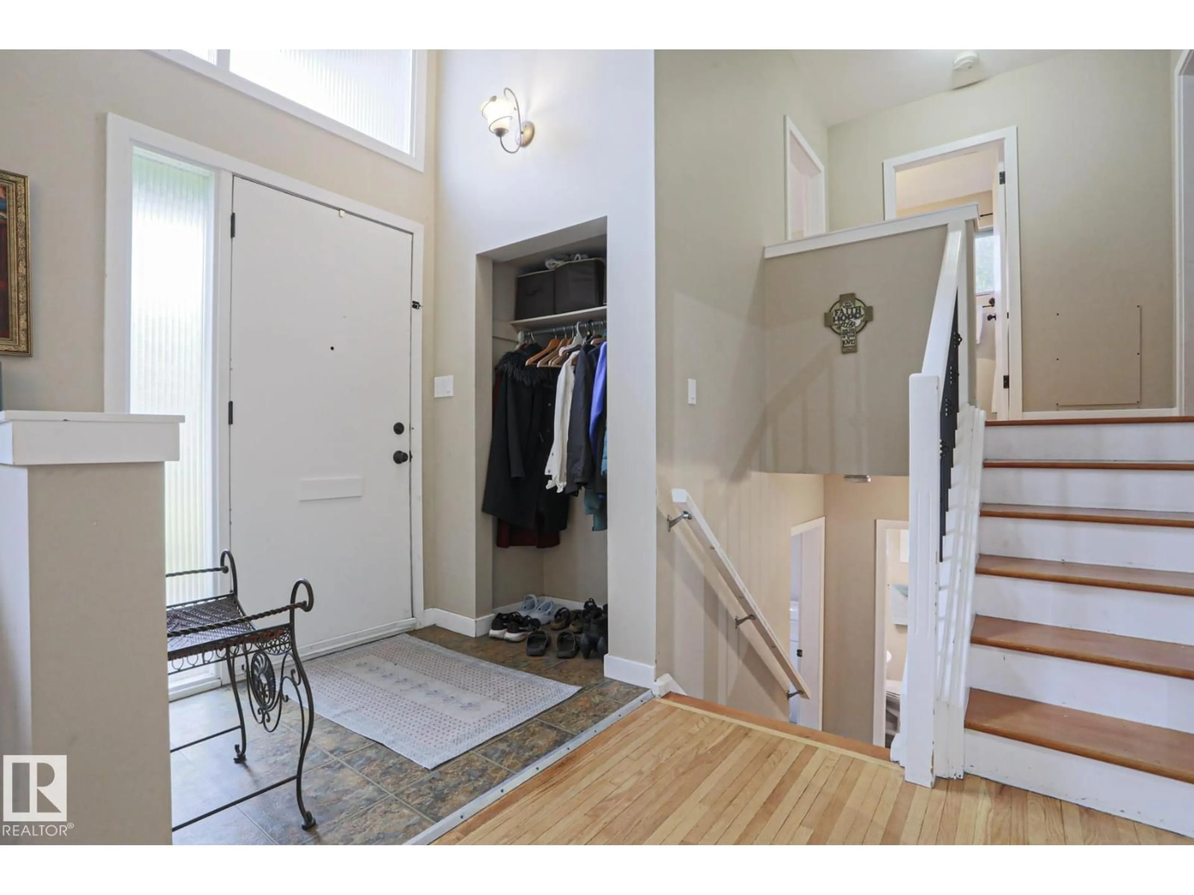 Indoor entryway for 190 WILLOW ST, Sherwood Park Alberta T8A1P8
